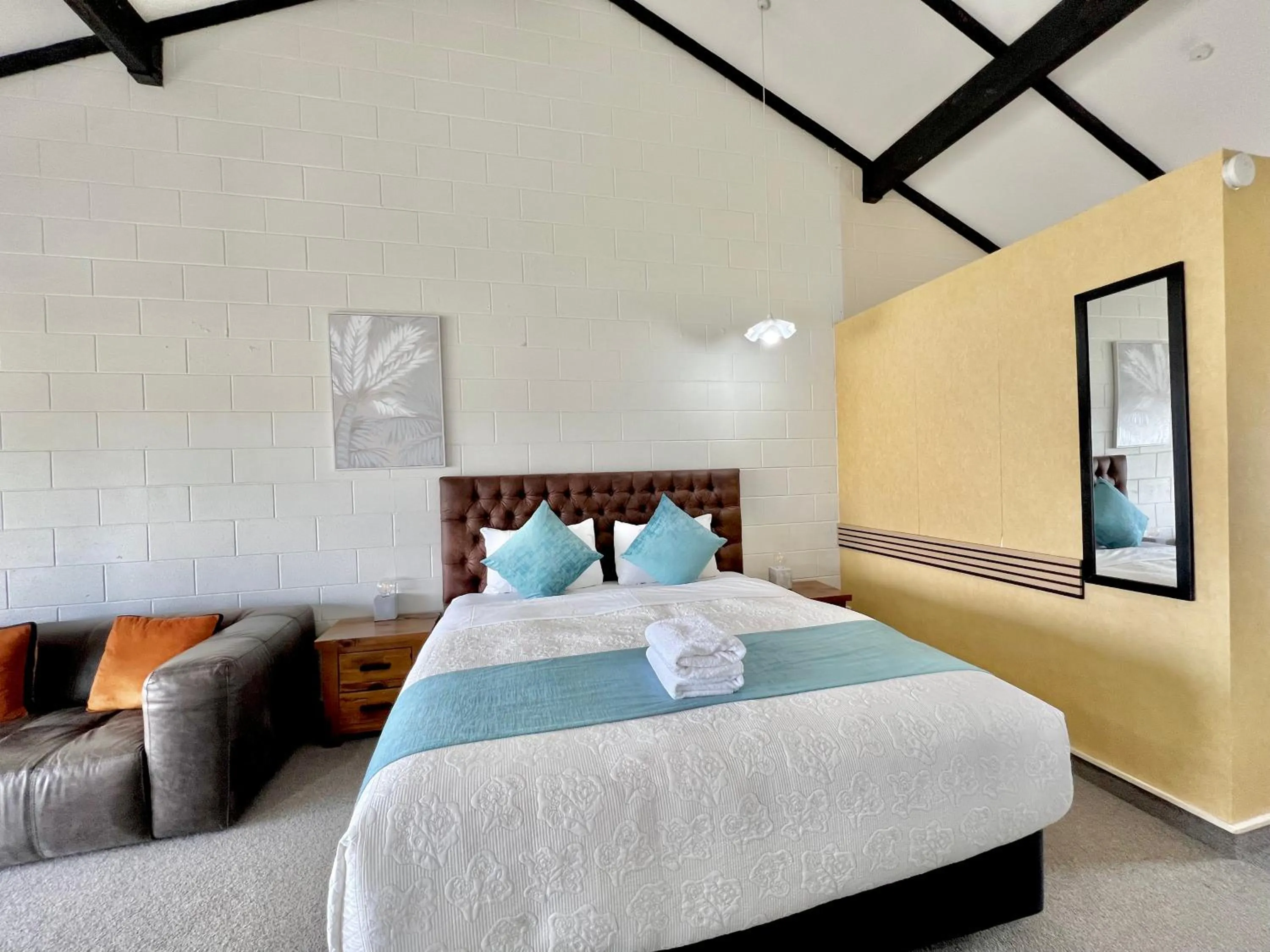 Bed in Mountain View Motel