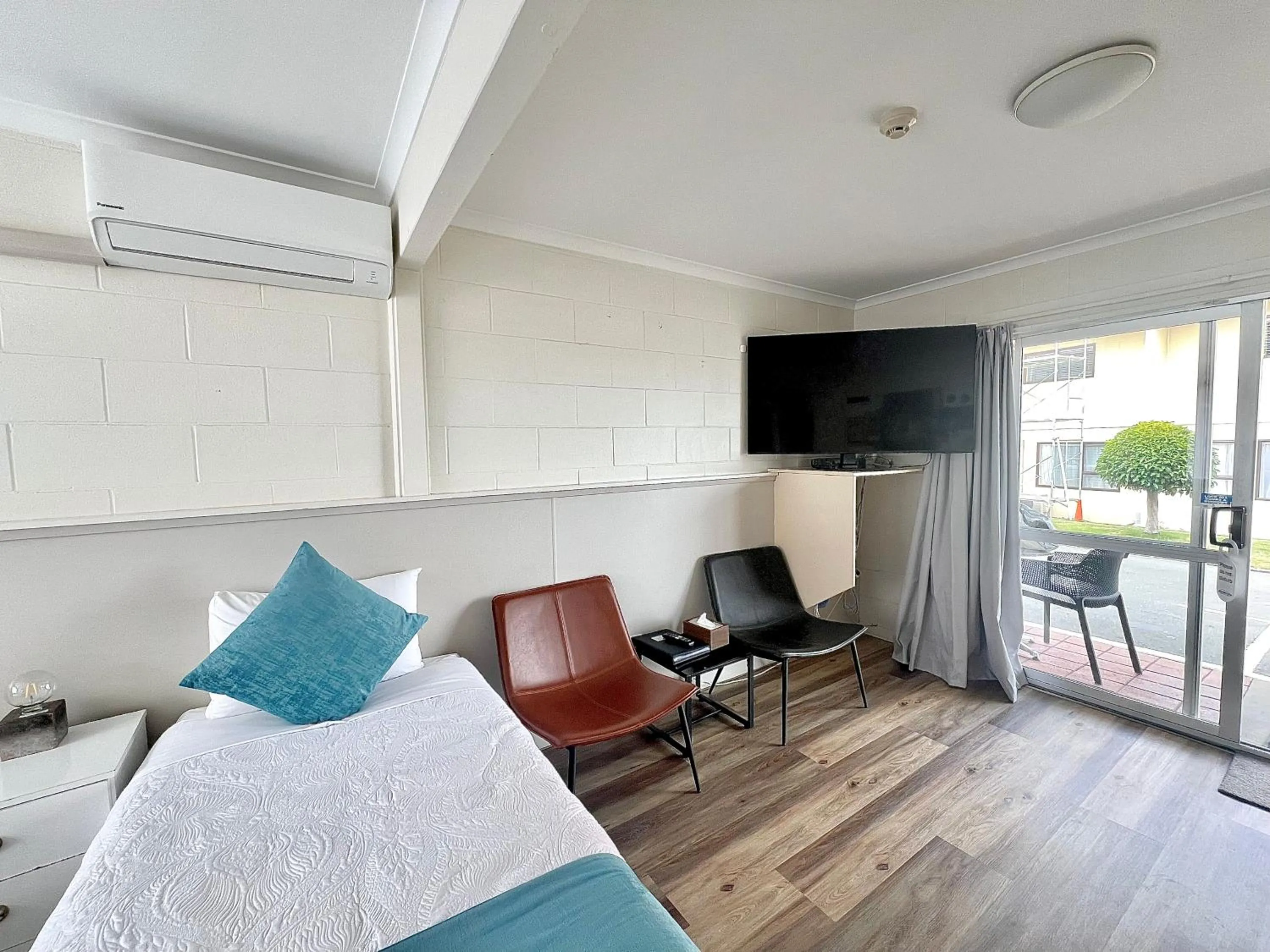 Seating area, Bed in Mountain View Motel