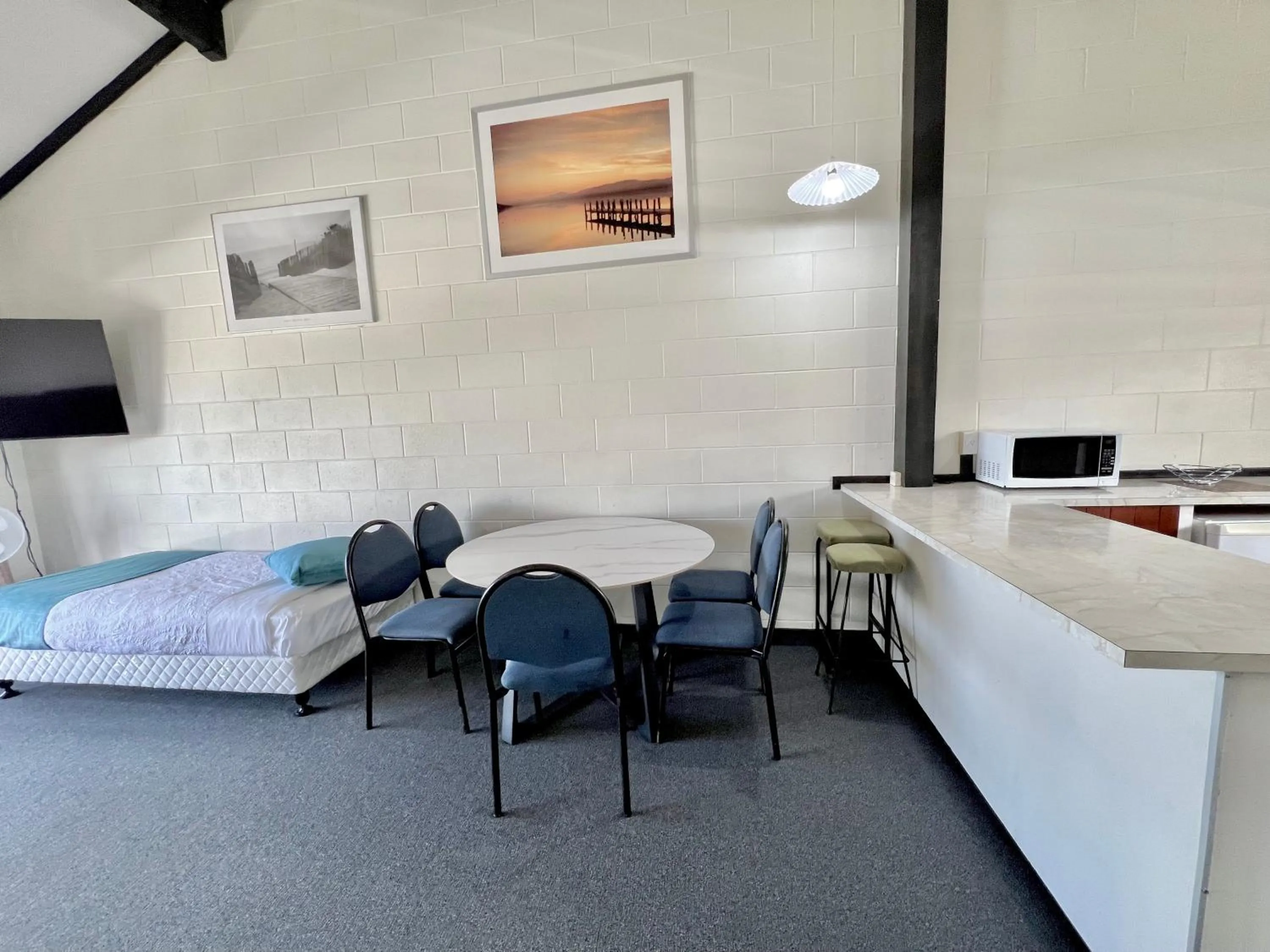 Dining area, Bed in Mountain View Motel