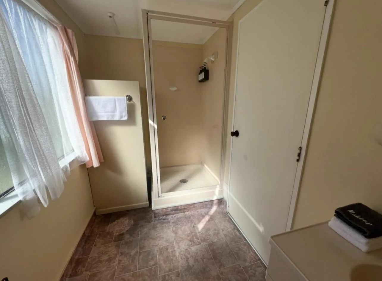 Bathroom in Mountain View Motel