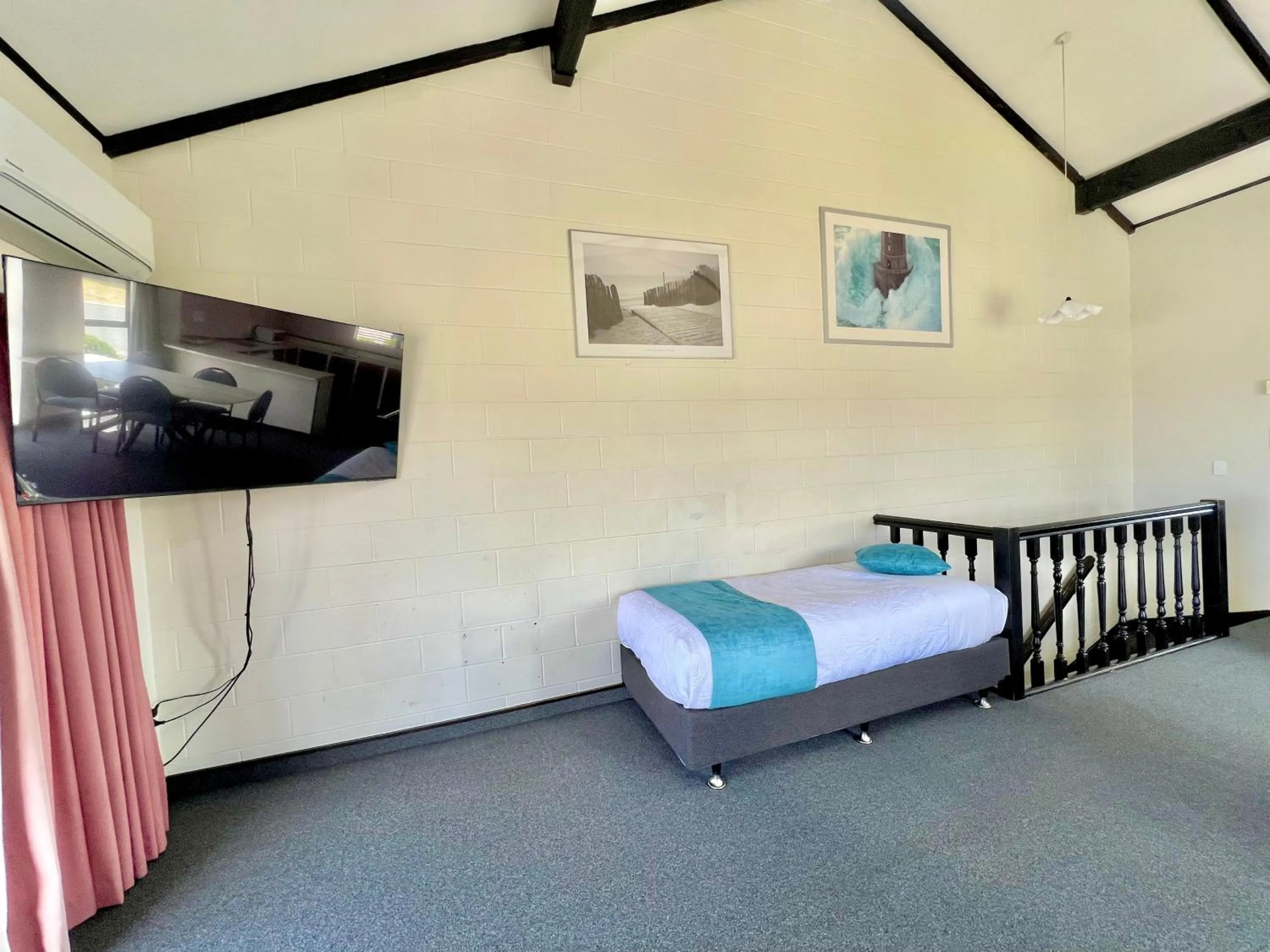 TV and multimedia, Bed in Mountain View Motel