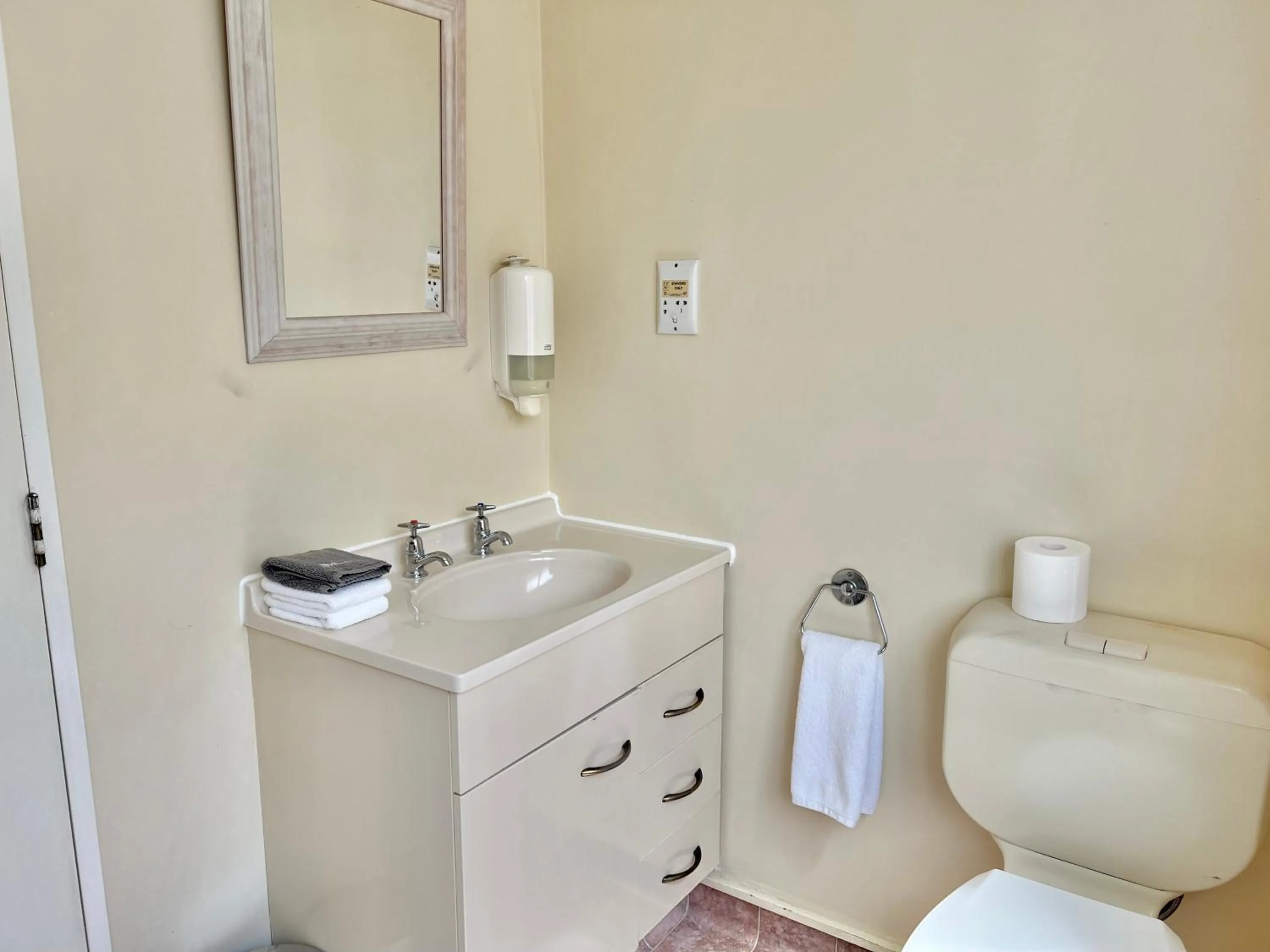 Bathroom in Mountain View Motel