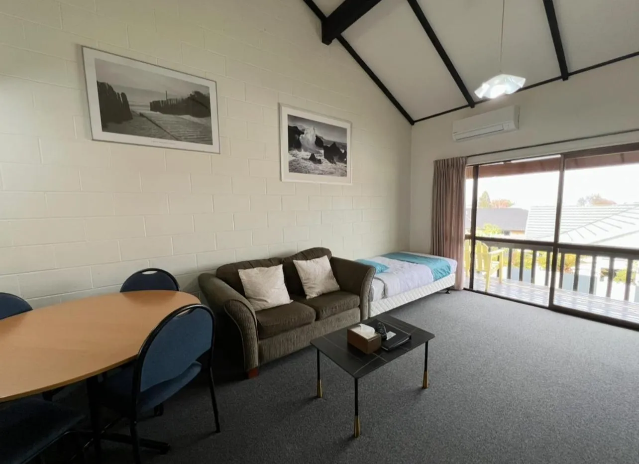 Two-Bedroom Apartment with Balcony in Mountain View Motel