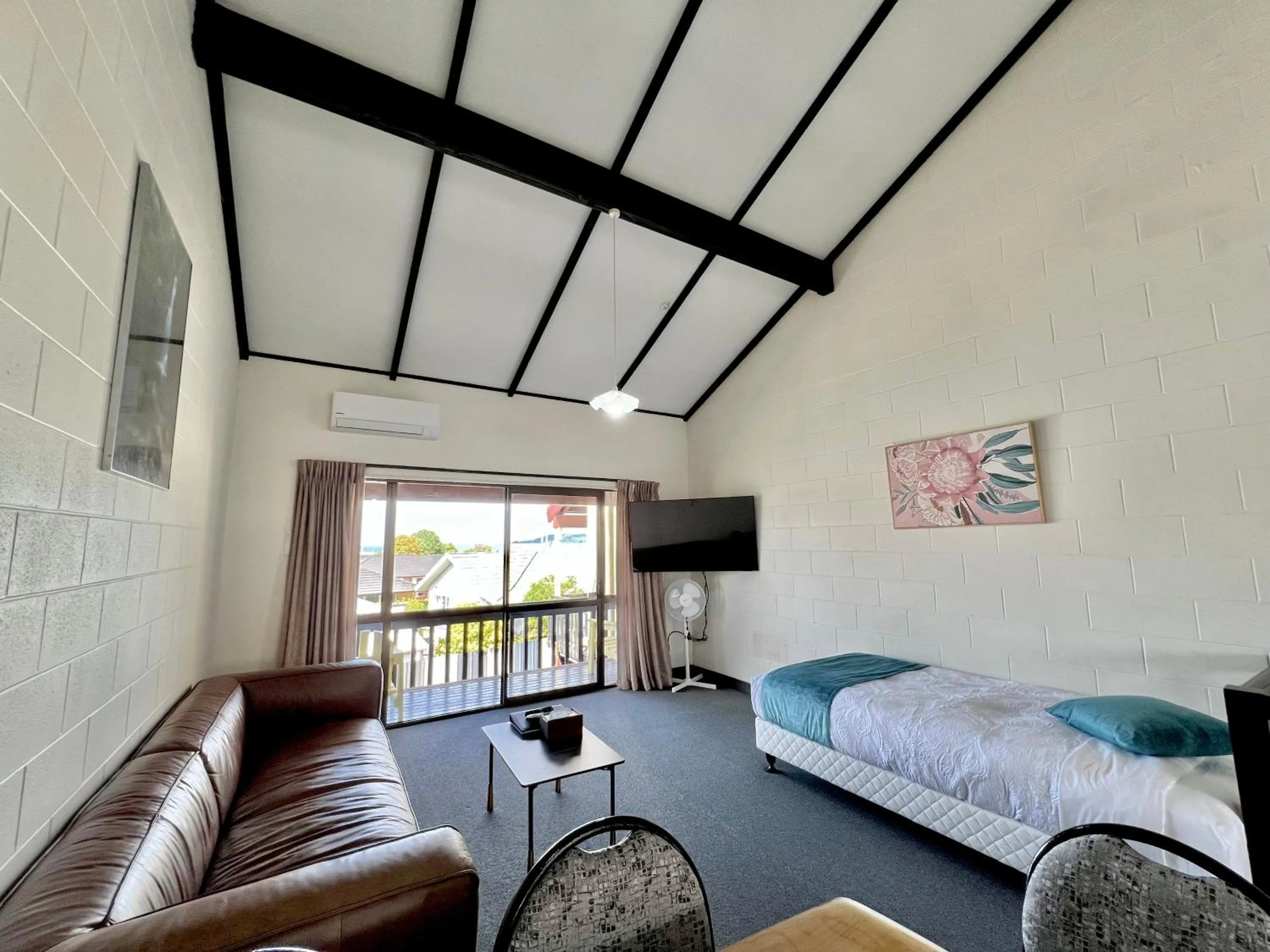 Living room, Bed in Mountain View Motel