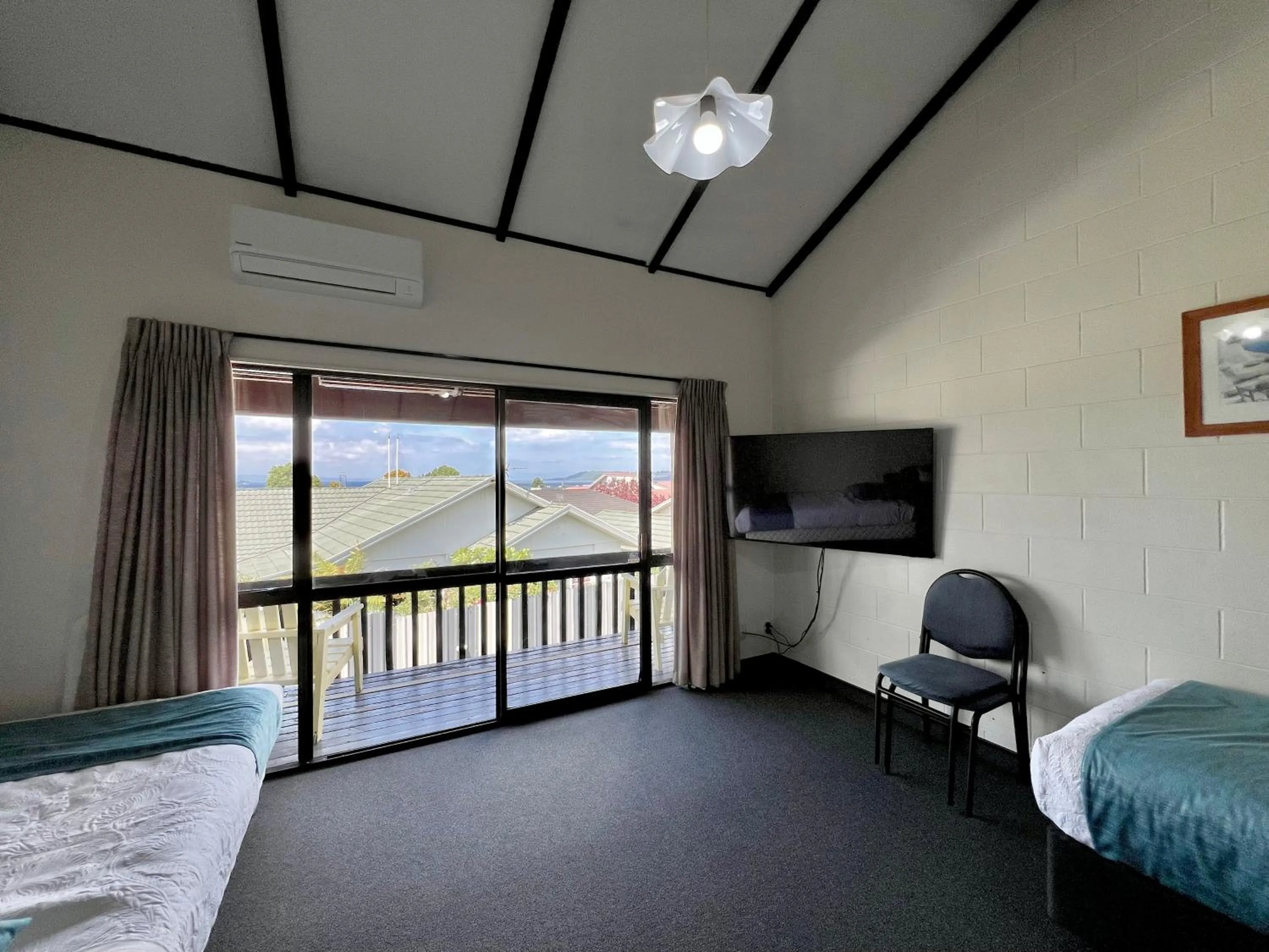 Living room, Bed in Mountain View Motel