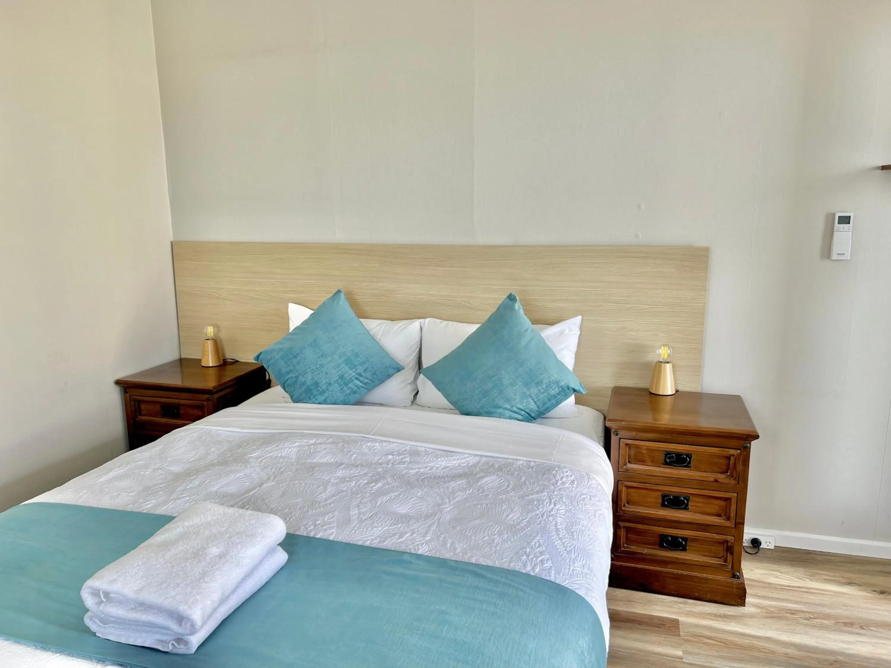 Bed in Mountain View Motel