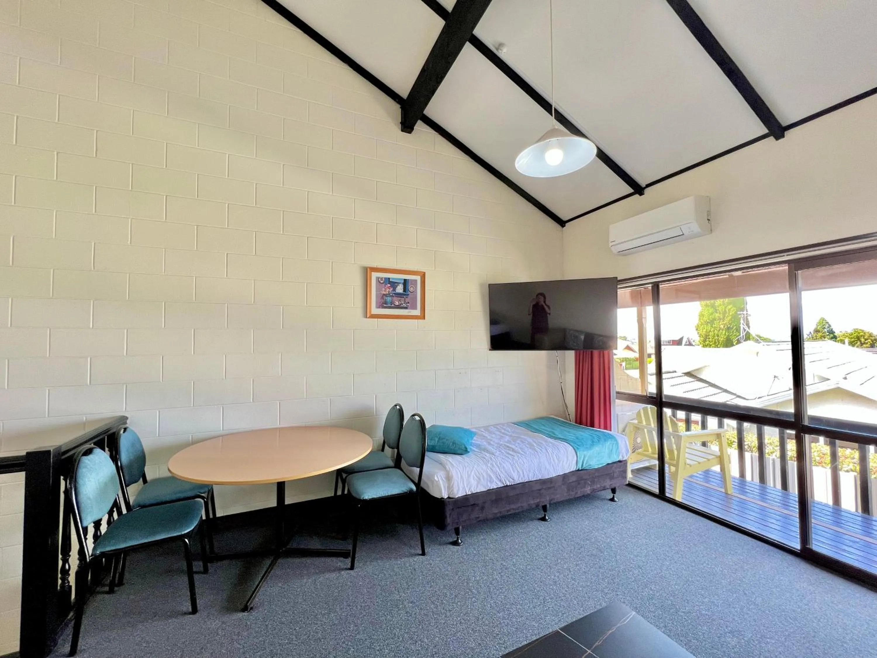 Living room in Mountain View Motel