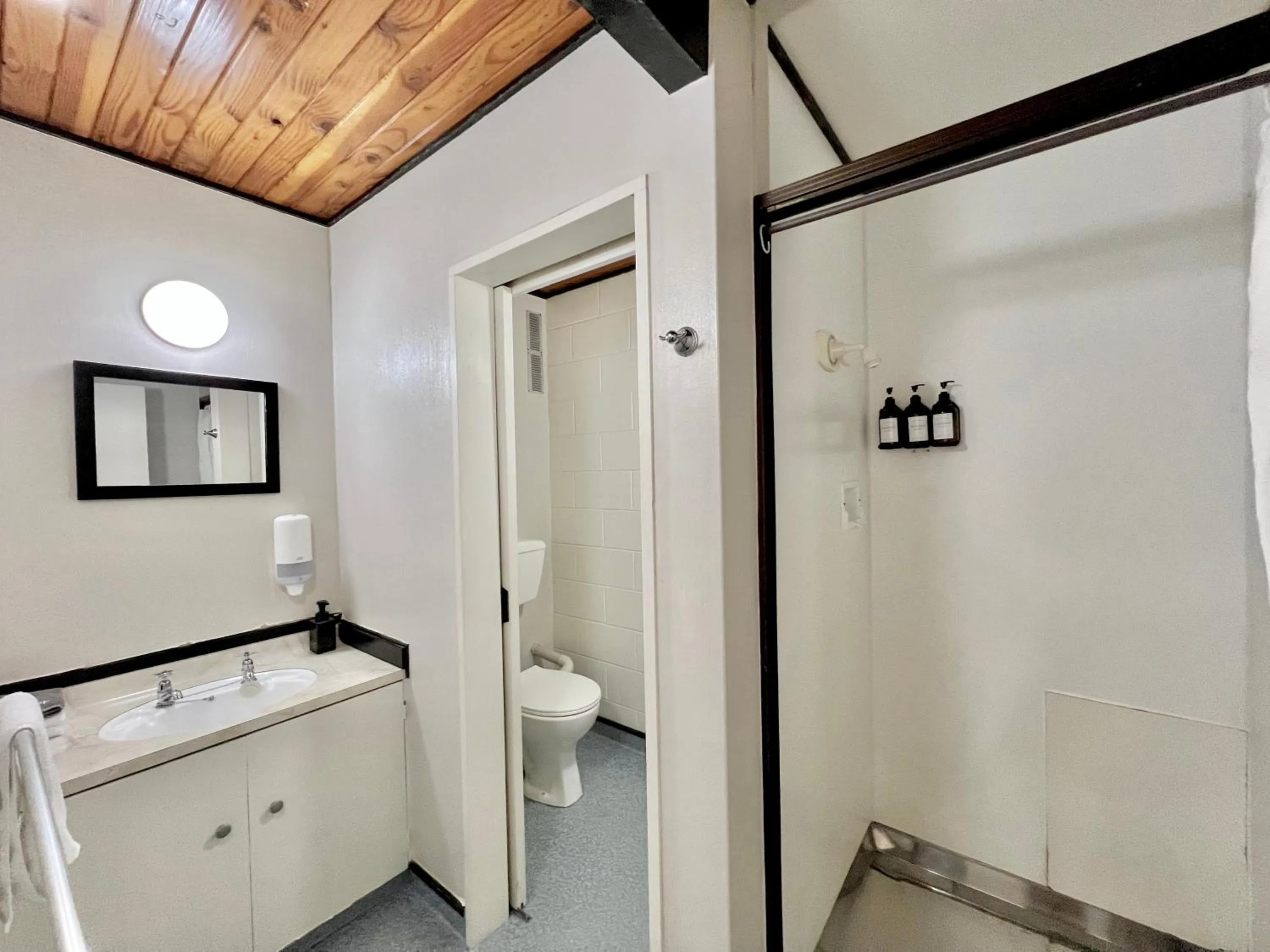 Bathroom in Mountain View Motel