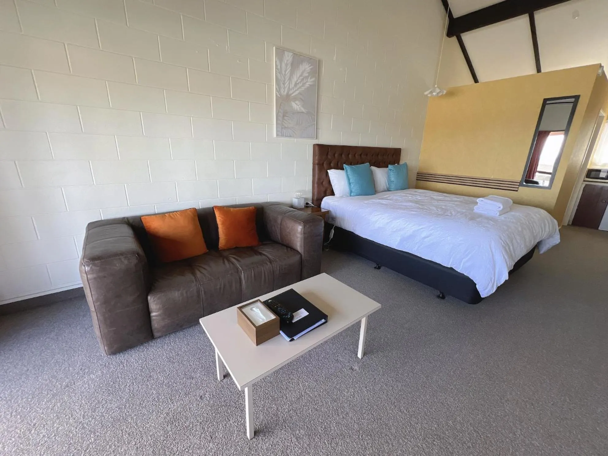 Studio with Balcony in Mountain View Motel