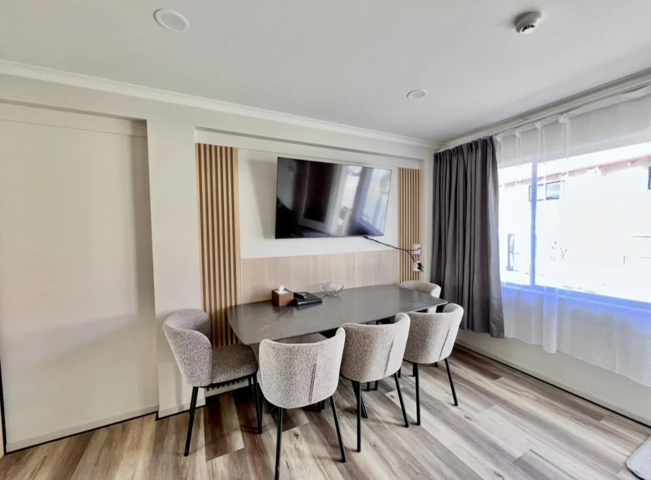 Living room in Mountain View Motel