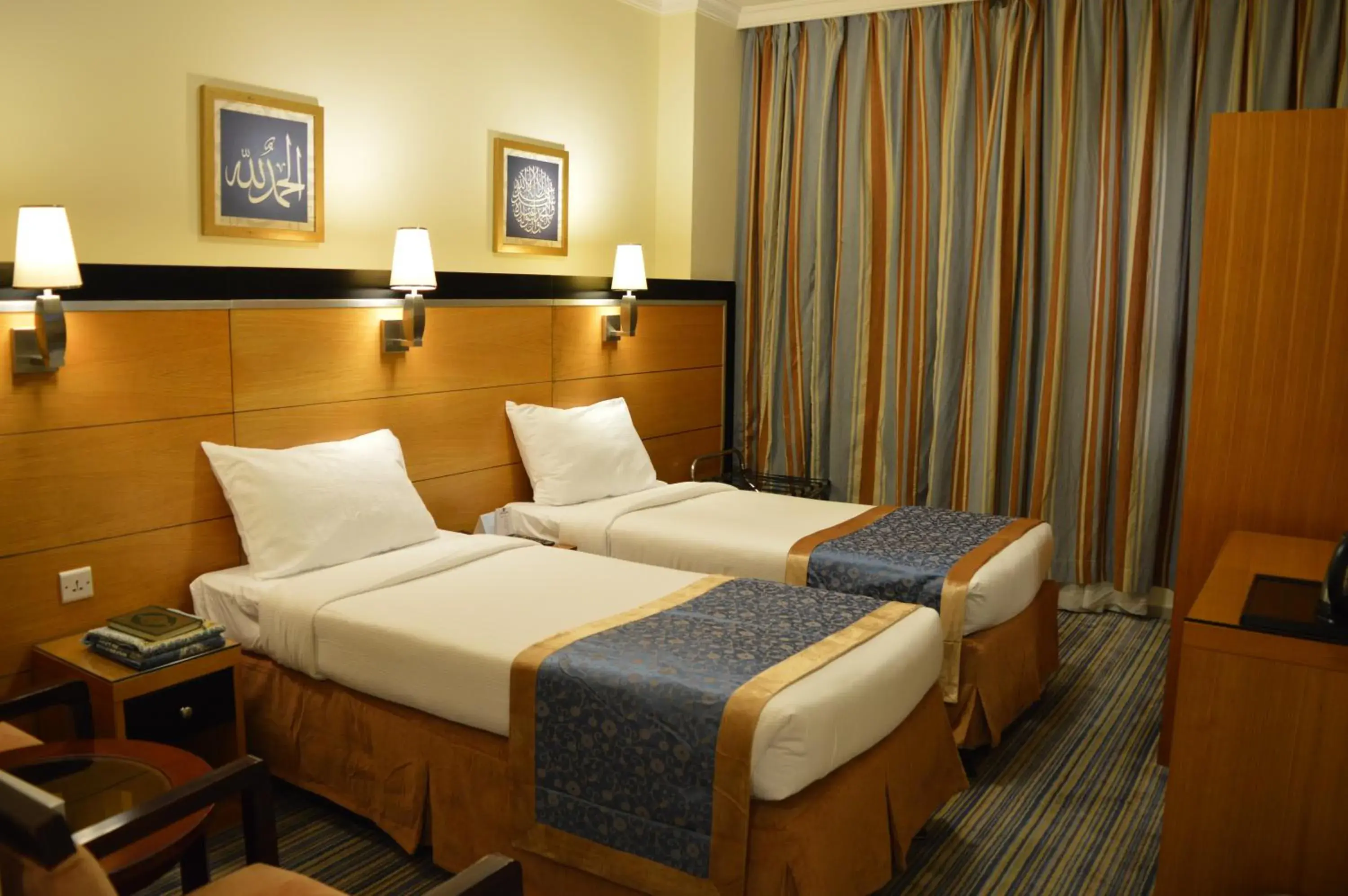 Twin Room with City View in Durrat Al Eiman Hotel Twin Room with City View in Durrat Al Eiman Hotel