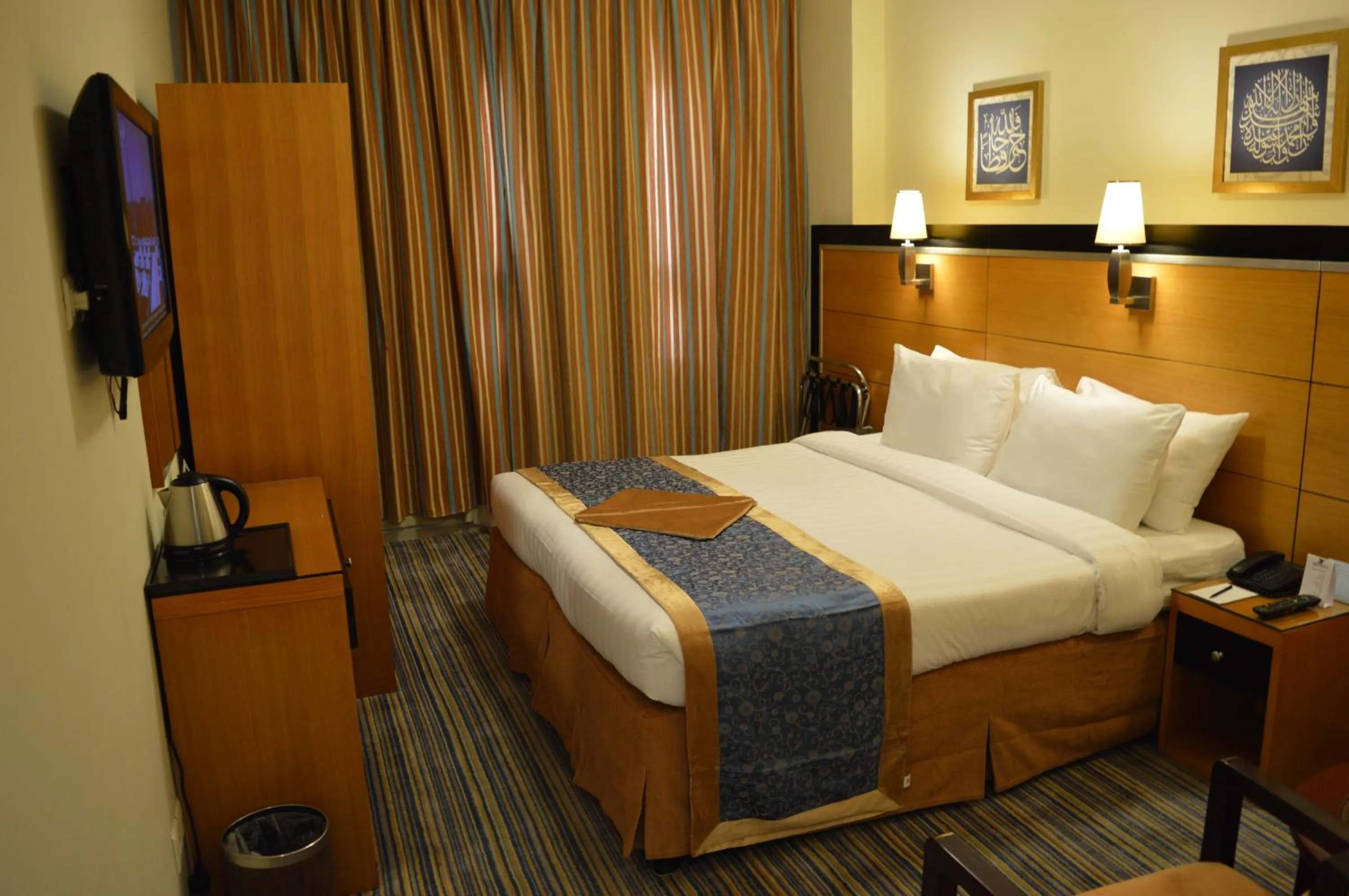 Photo of the whole room, Bed in Durrat Al Eiman Hotel