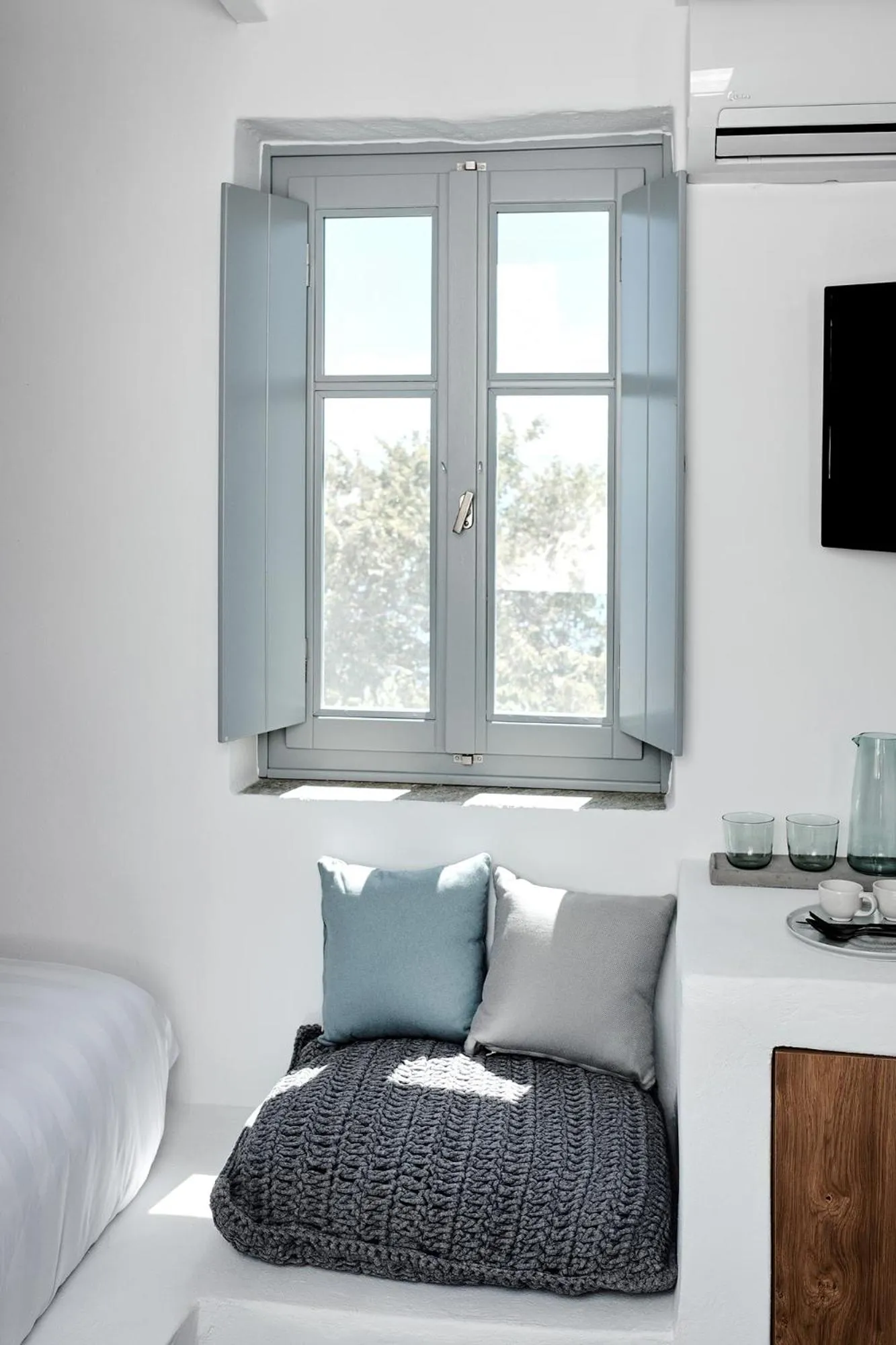 Seating area, Bed in Living Theros Luxury Suites