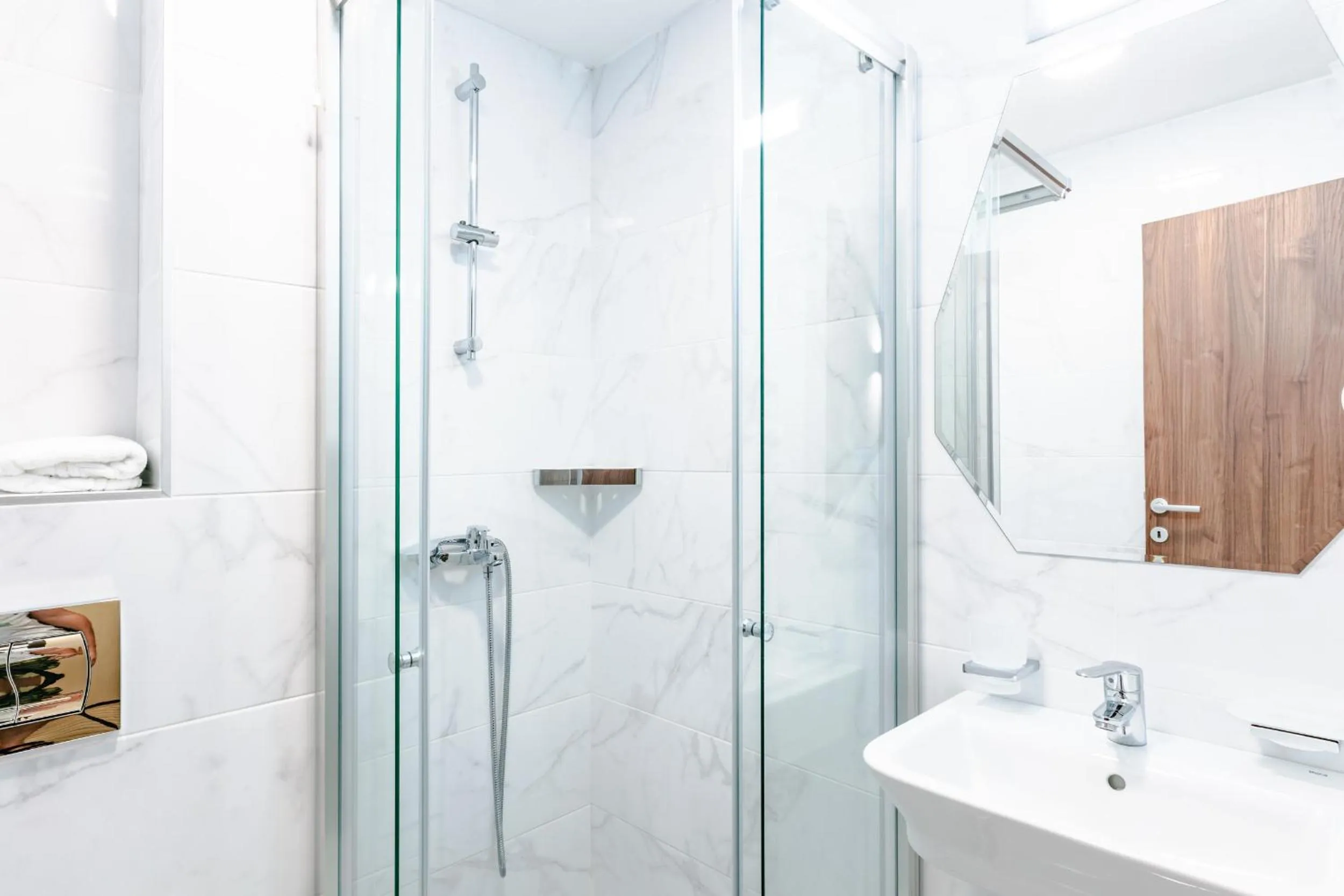 Shower in Hotel Pela