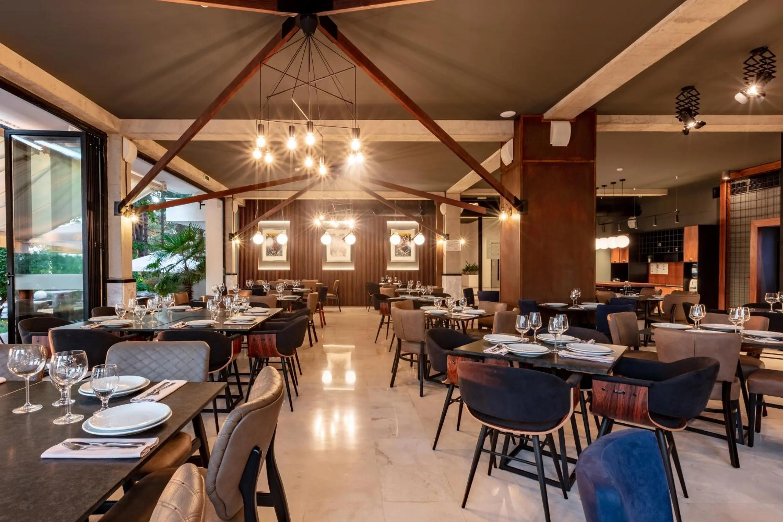 Restaurant/places to eat in Hotel Pela