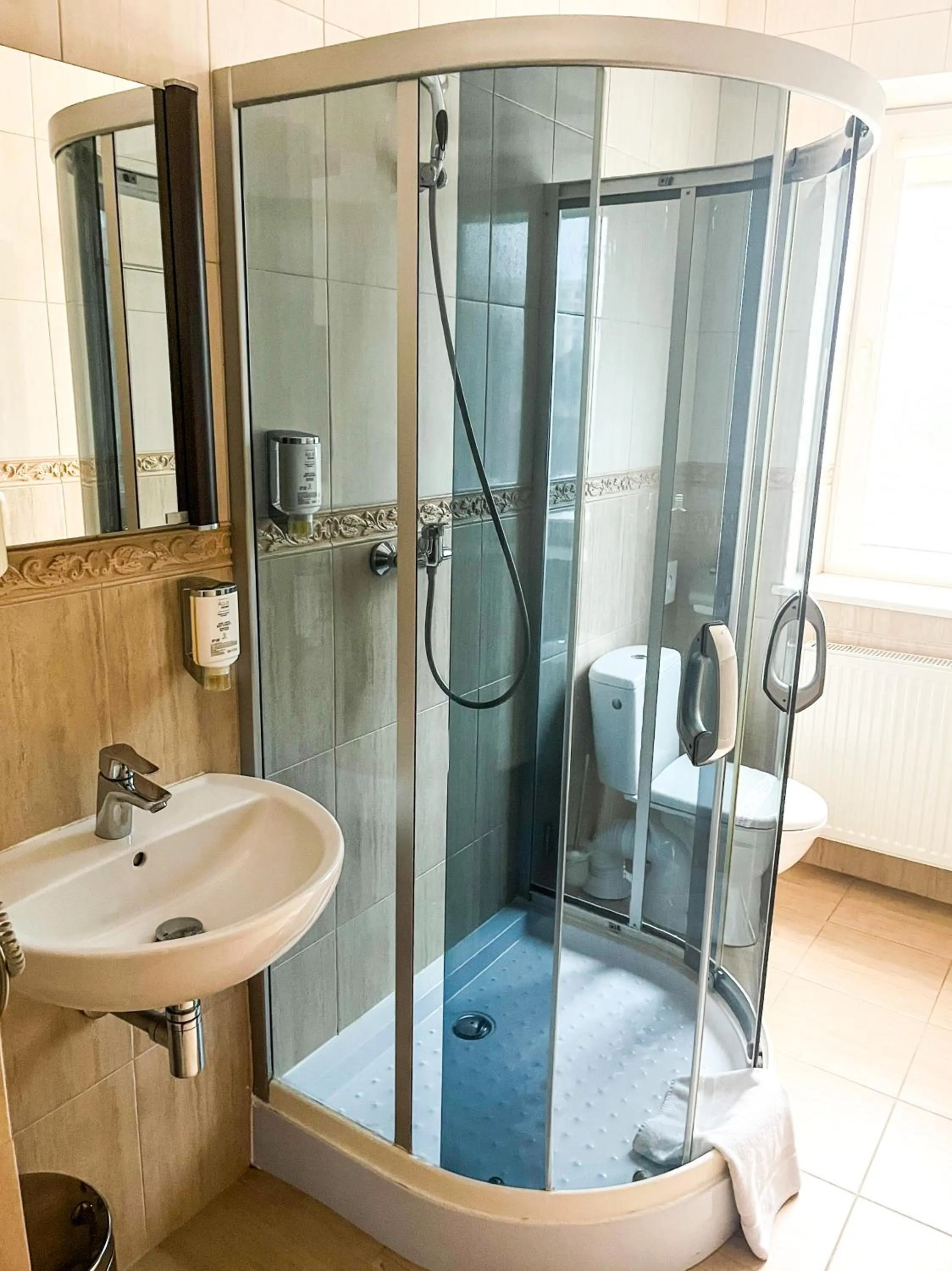 Shower in Hotel Logos