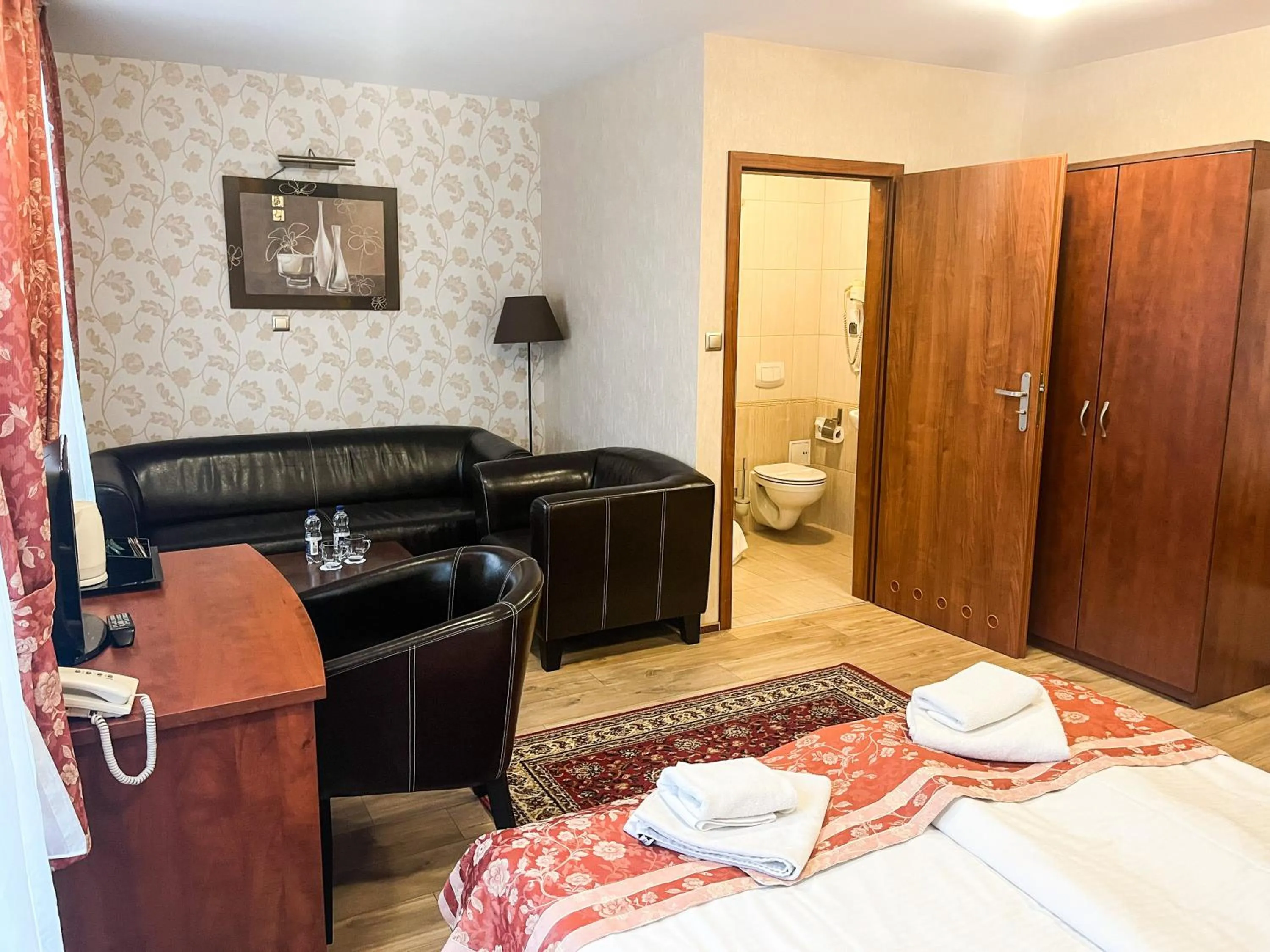 Toilet, Bed in Hotel Logos