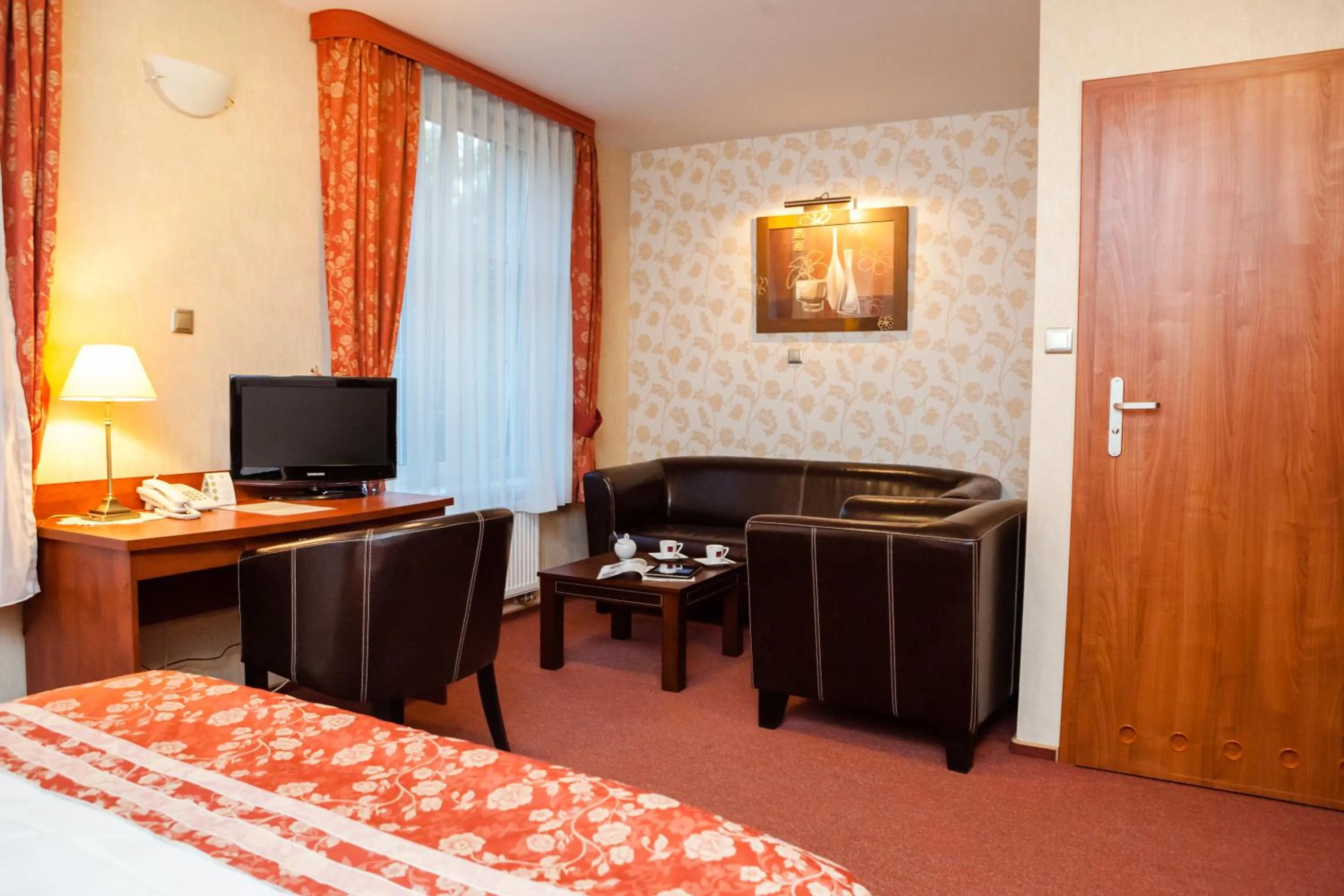 TV and multimedia, Bed in Hotel Logos