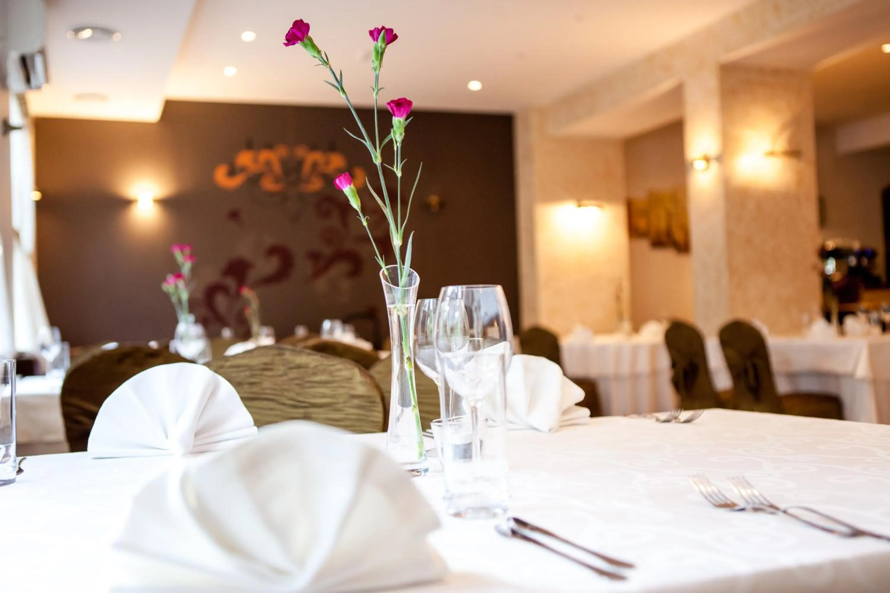 Restaurant/places to eat in Hotel Logos