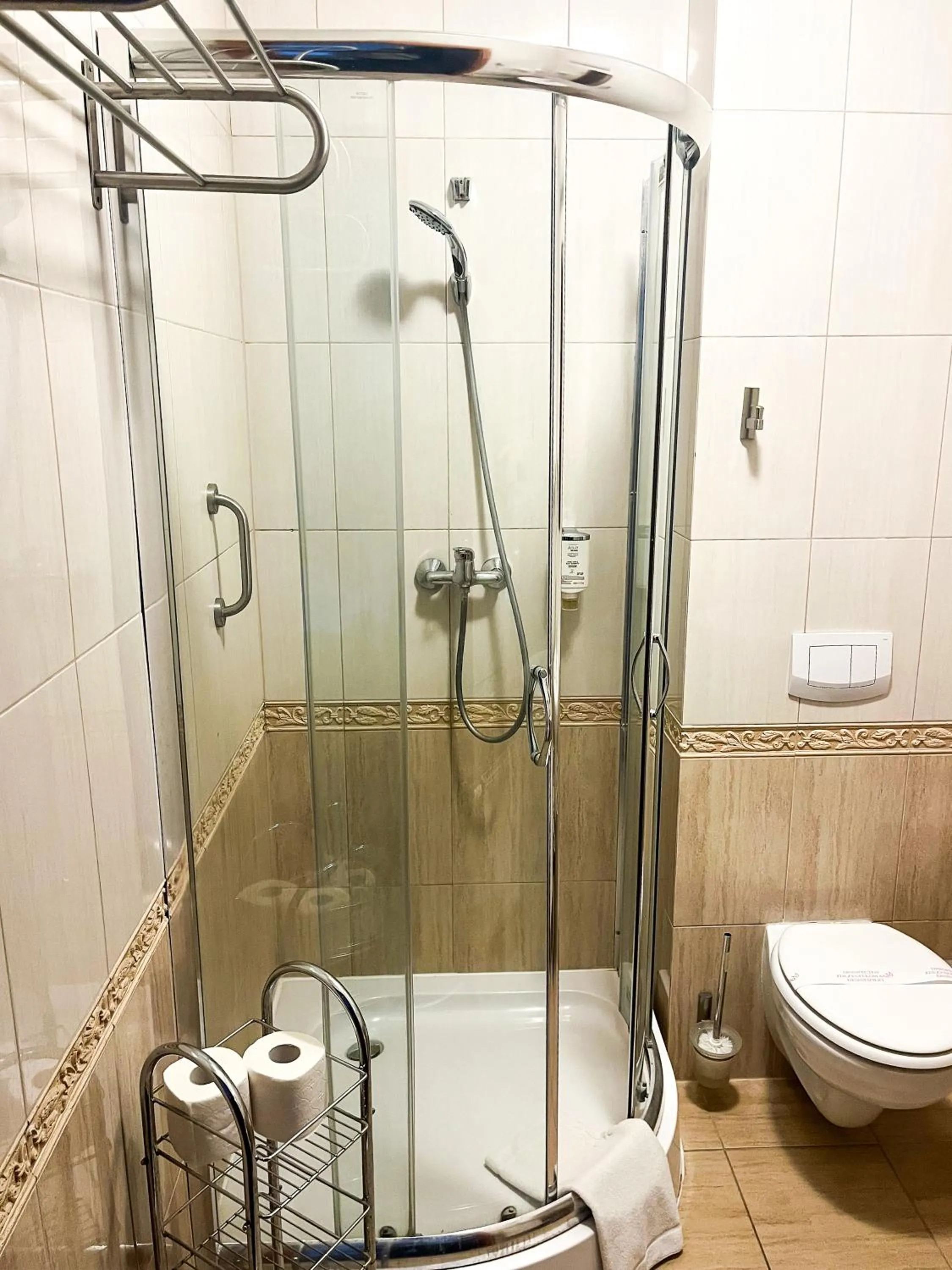 Shower in Hotel Logos