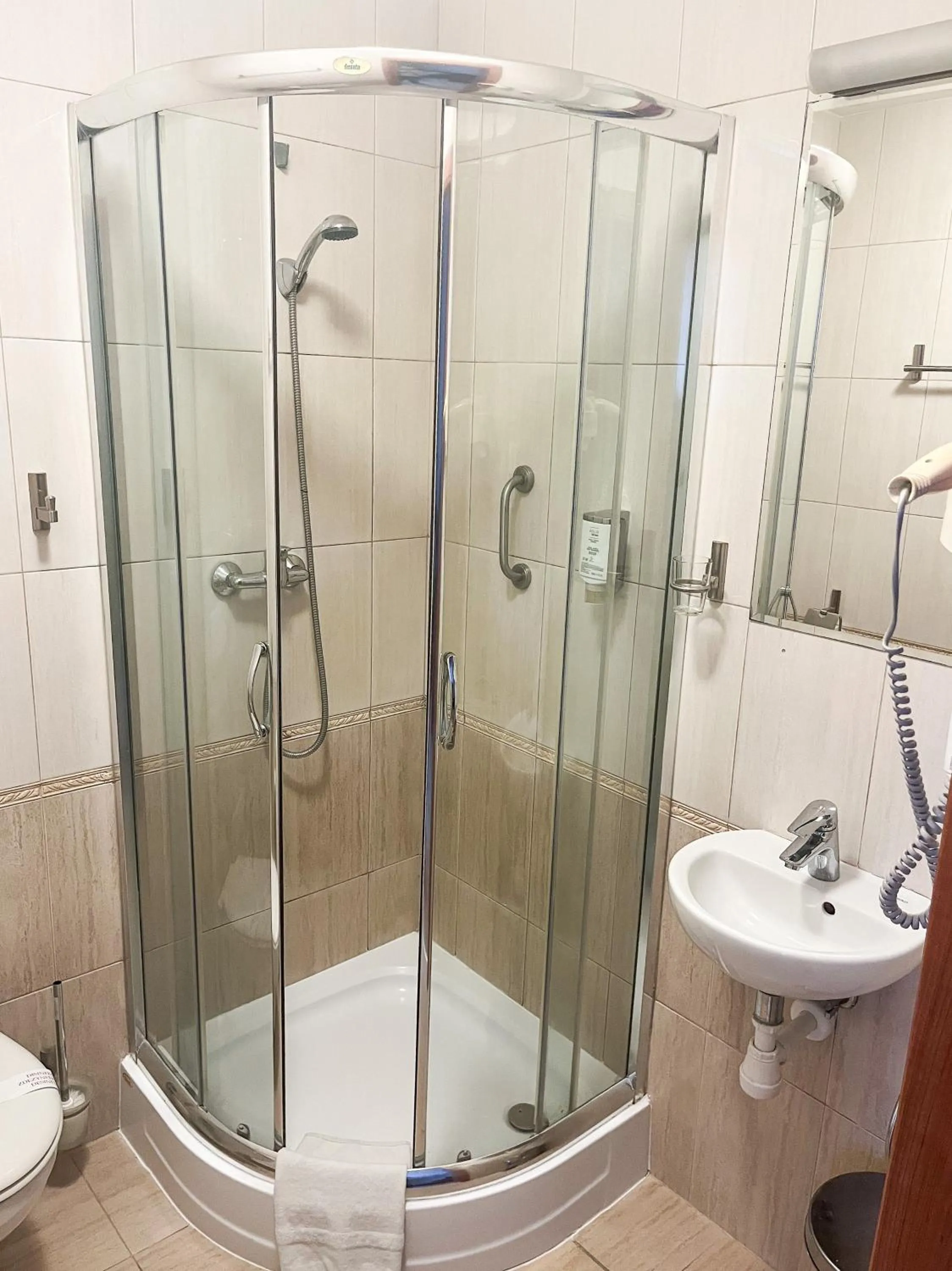 Shower in Hotel Logos