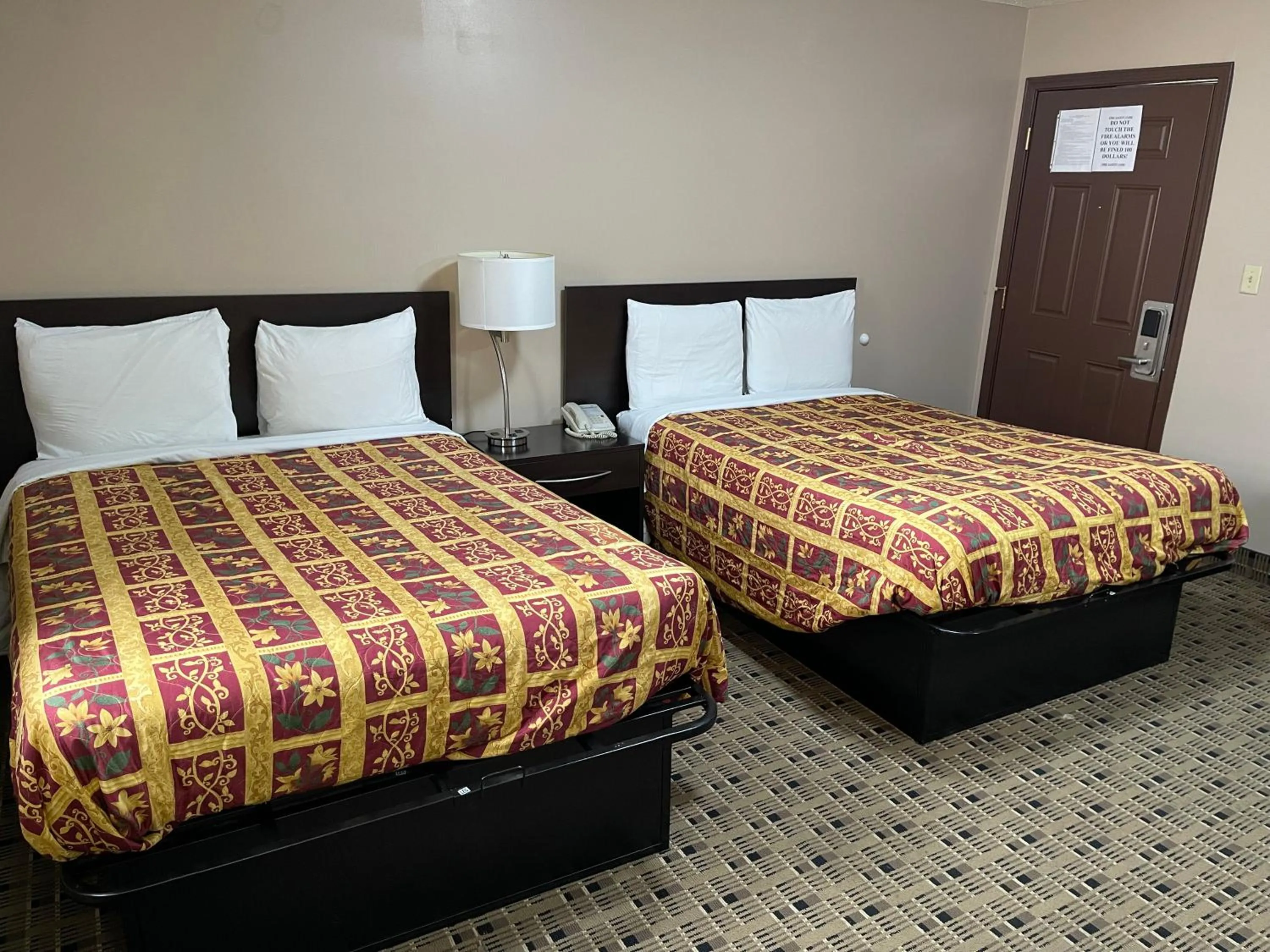 Bed in Economy Inn & Suites