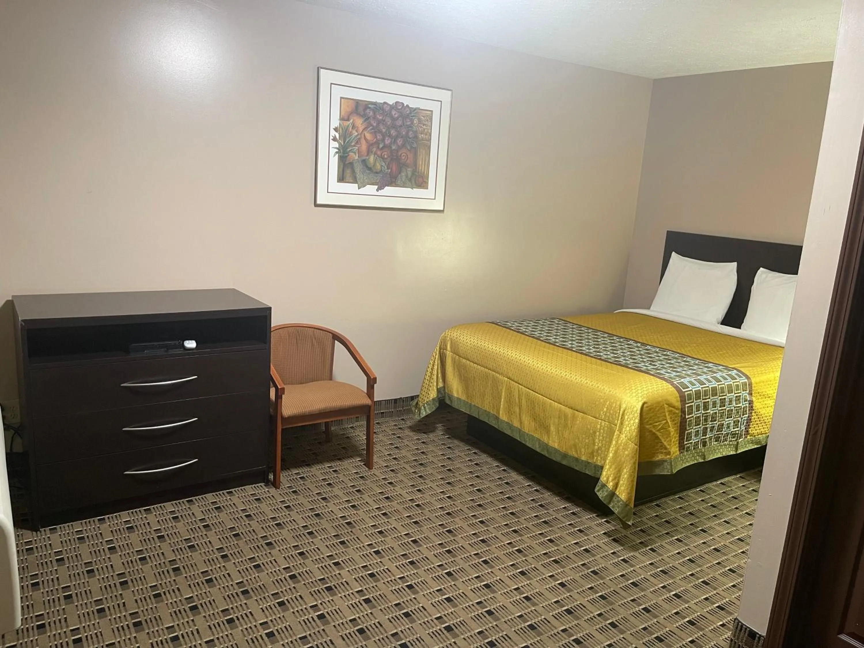 Bed in Economy Inn & Suites