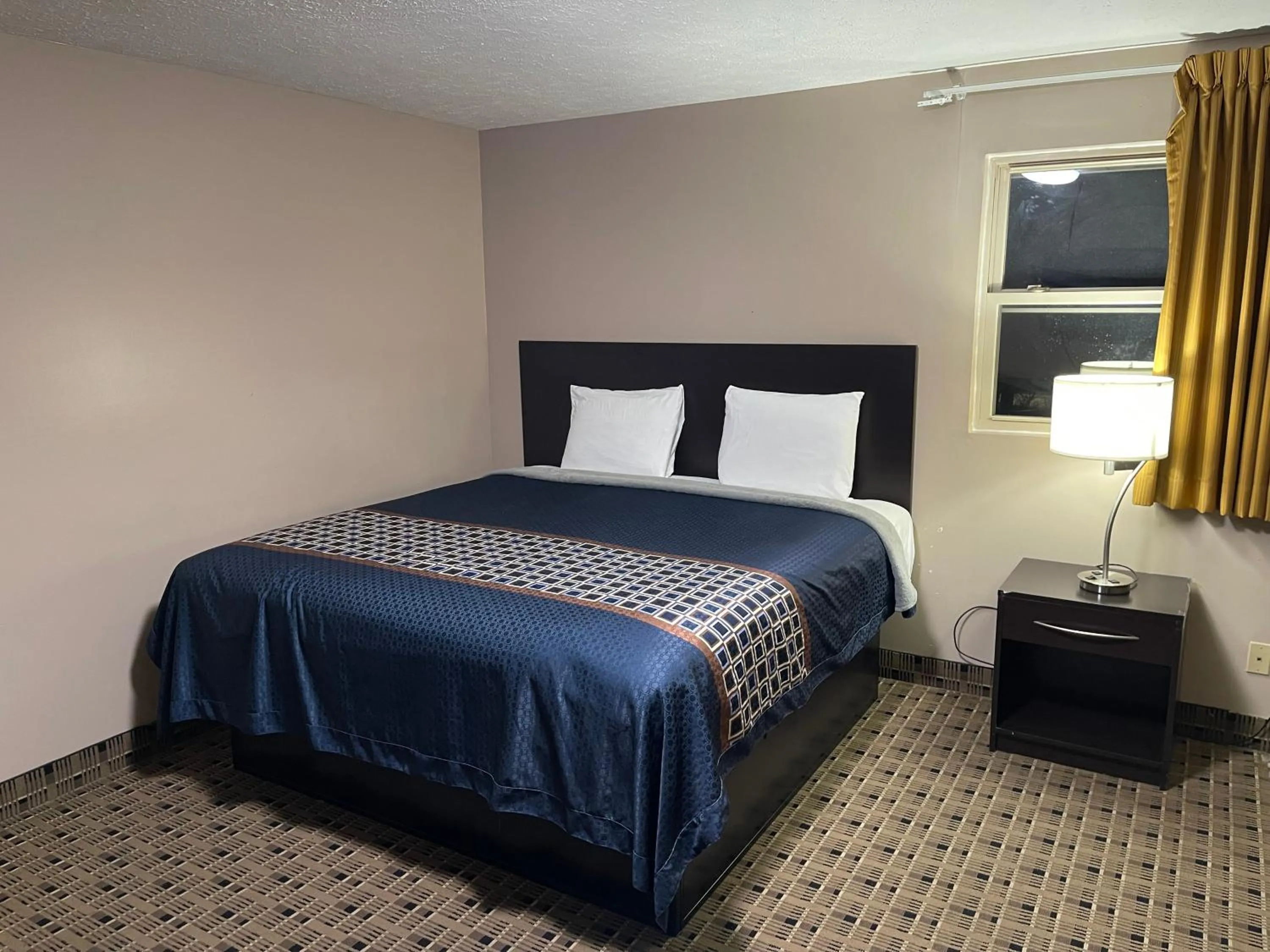 Bed in Economy Inn & Suites