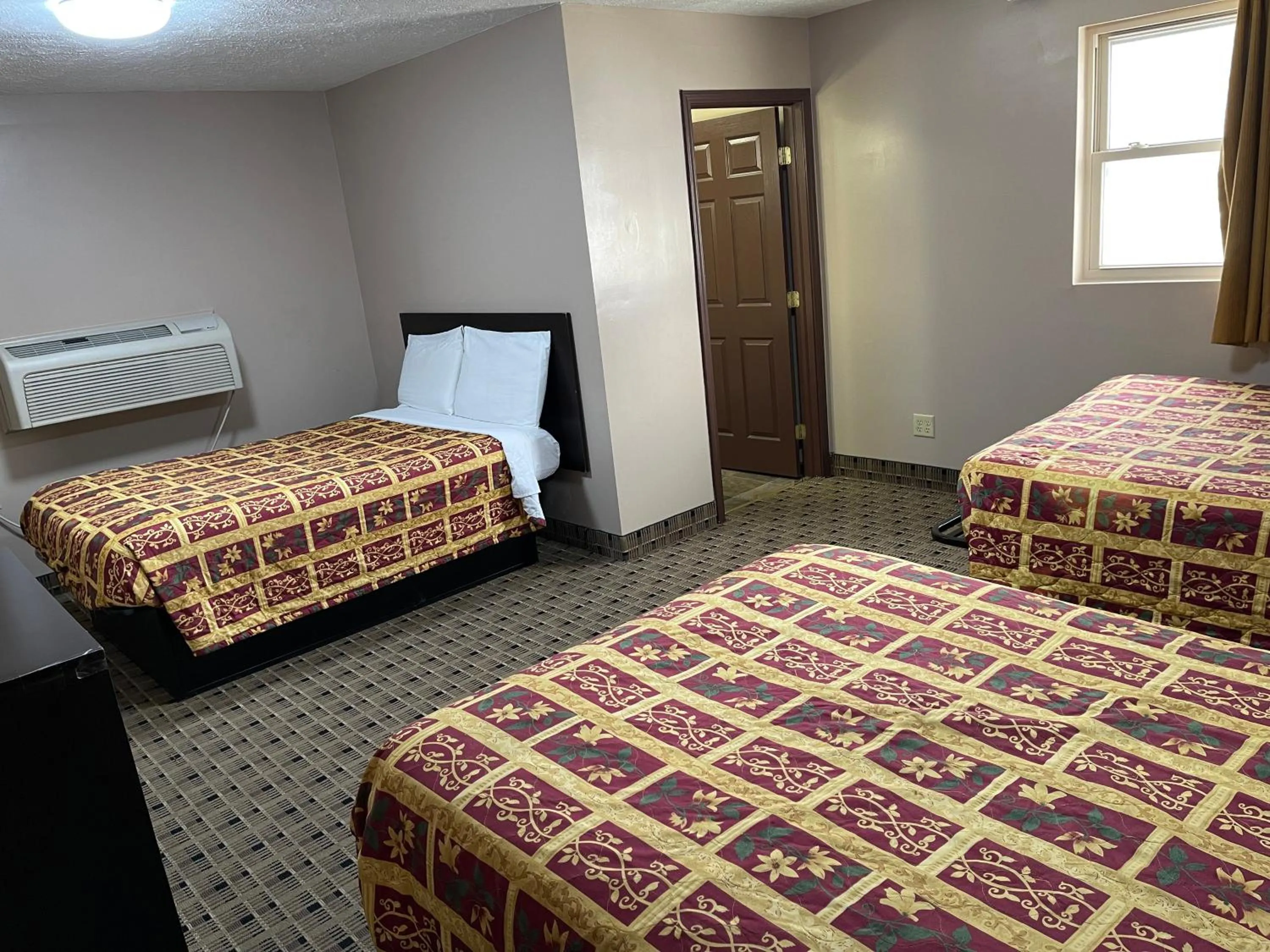 Bed in Economy Inn & Suites