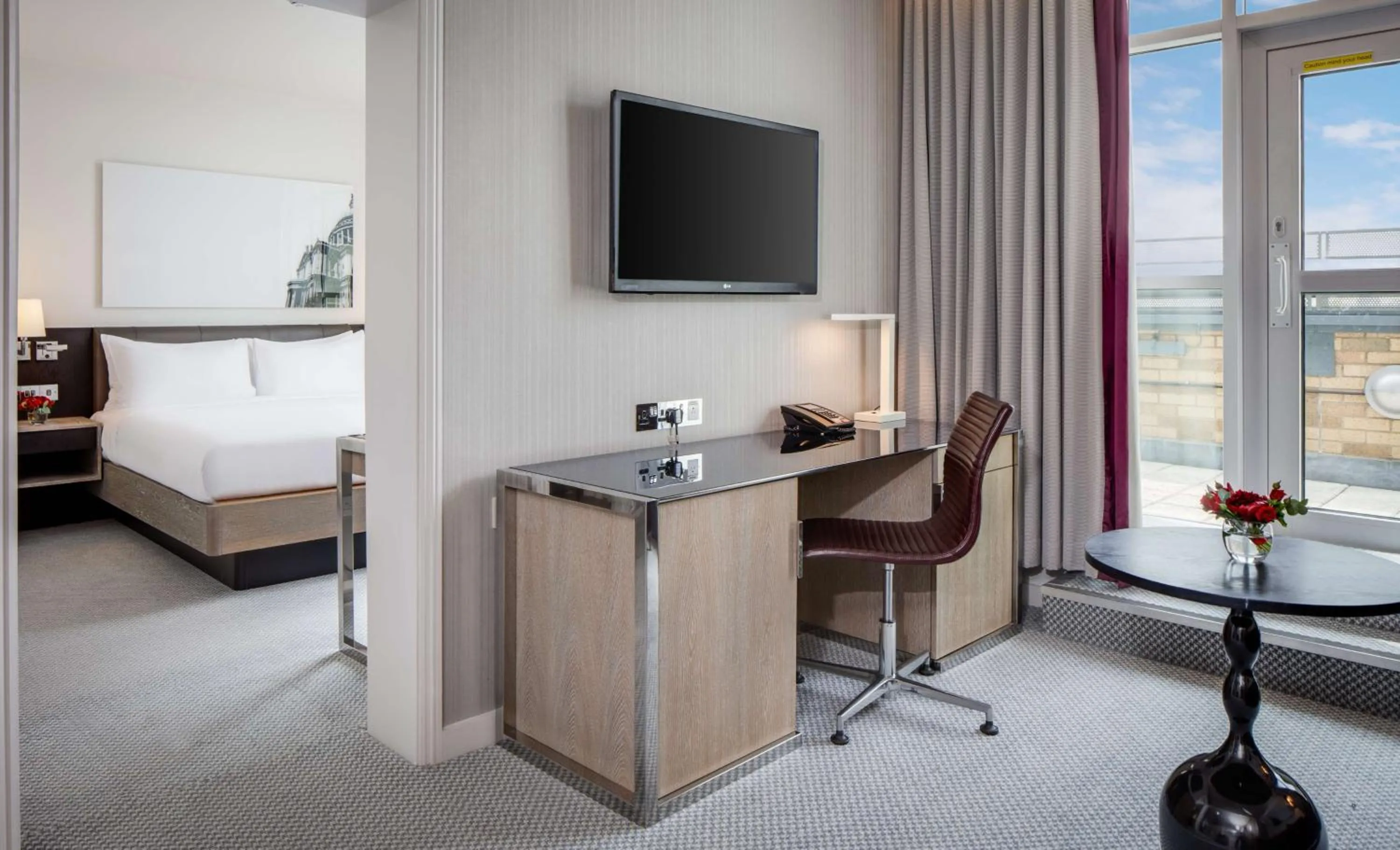 Living room, Bed in Hilton London Angel Islington