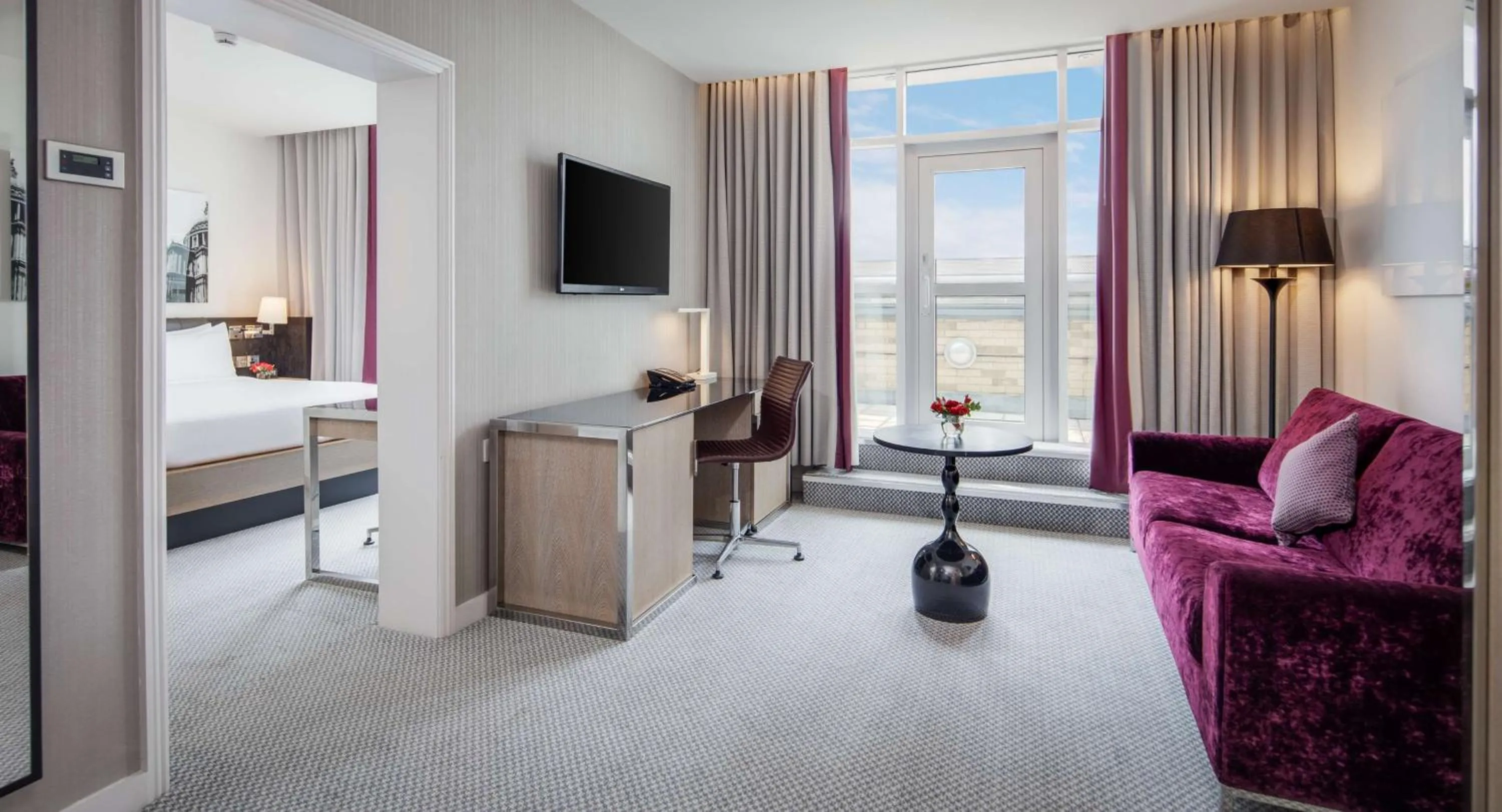 Living room, Bed in Hilton London Angel Islington