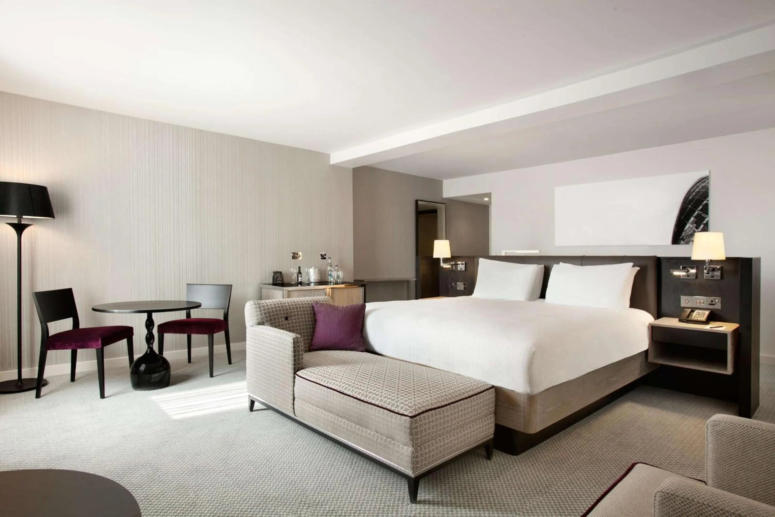 Living room, Bed in Hilton London Angel Islington