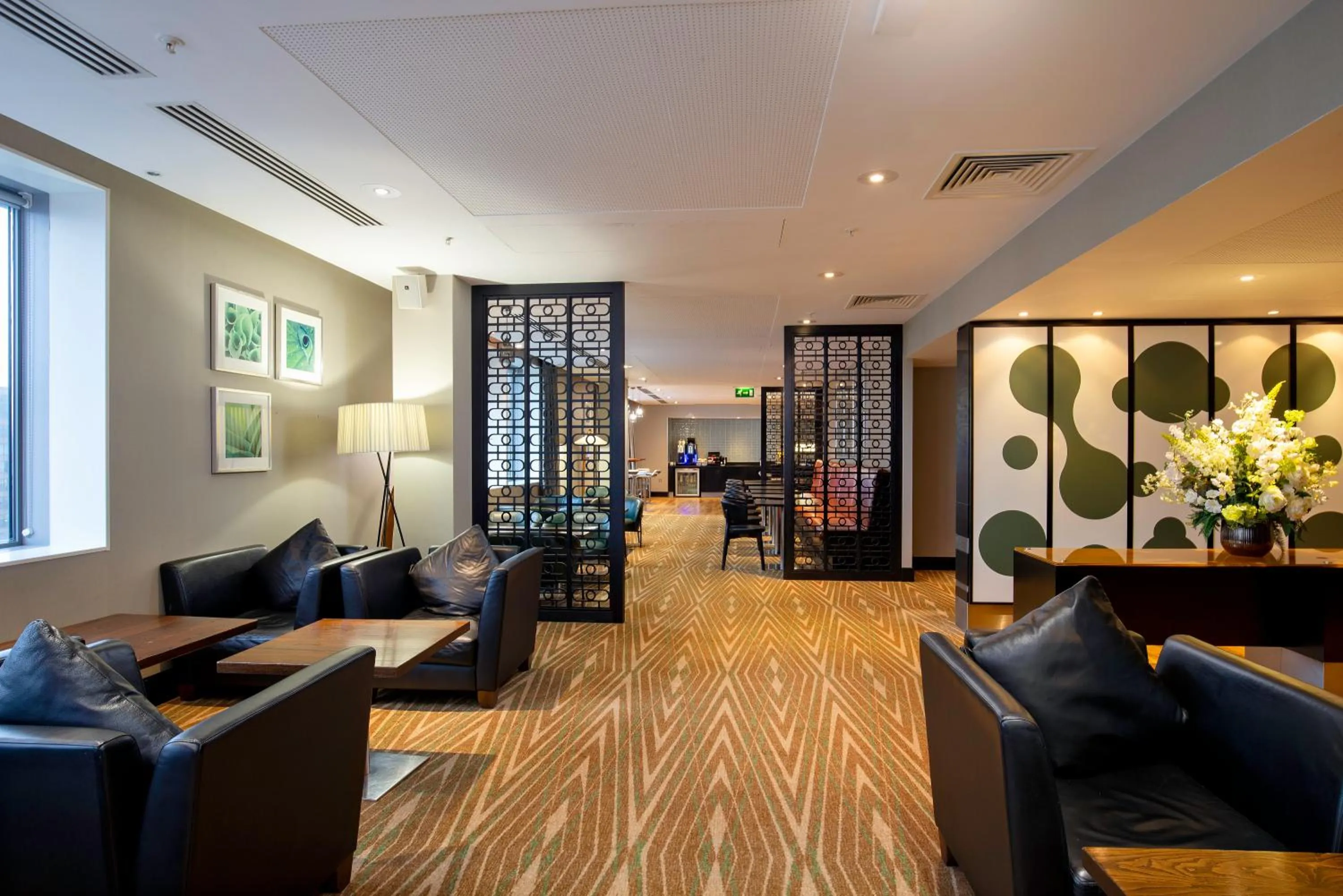 Lounge or bar in Hilton London Canary Wharf