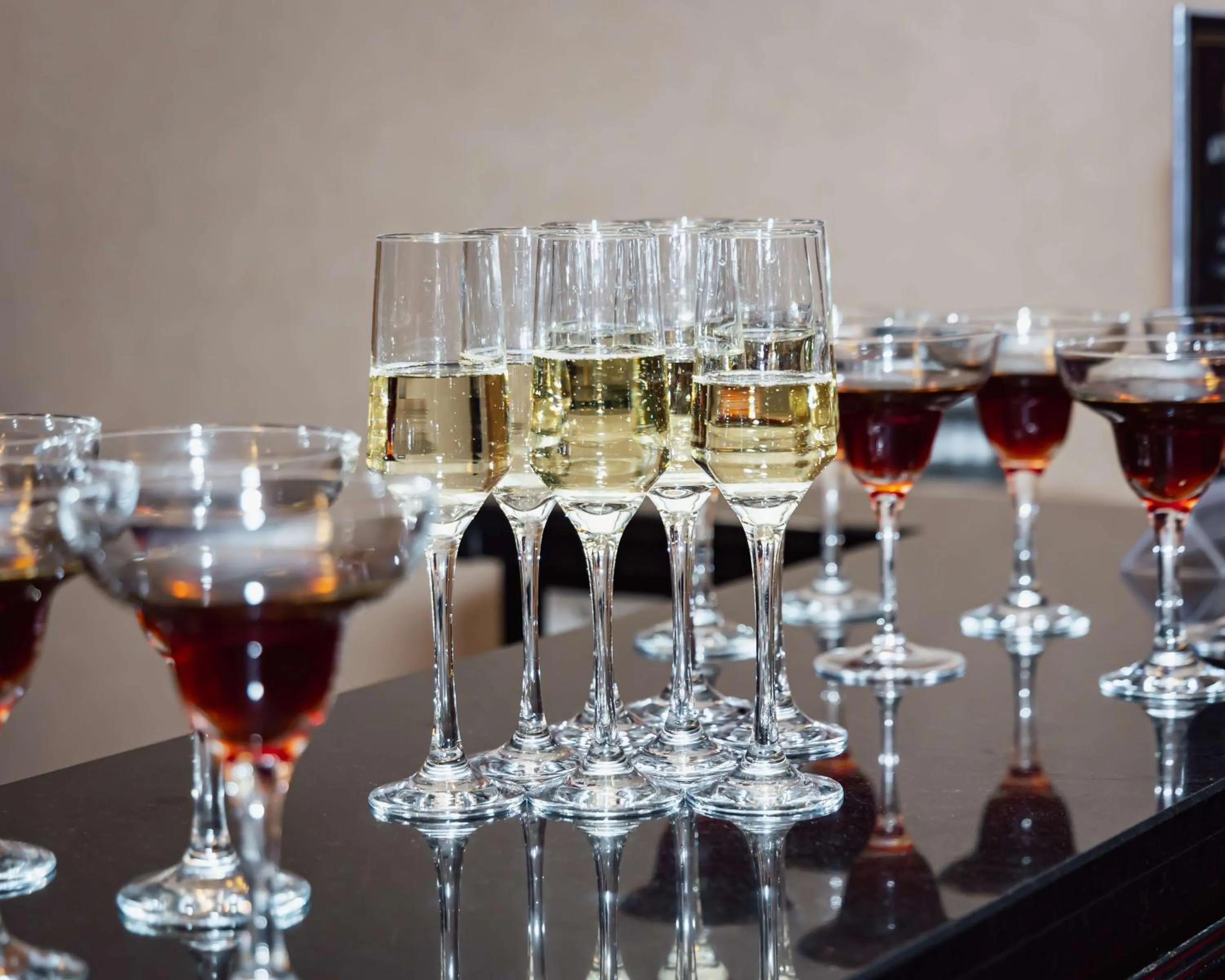 Lounge or bar in Hilton London Canary Wharf