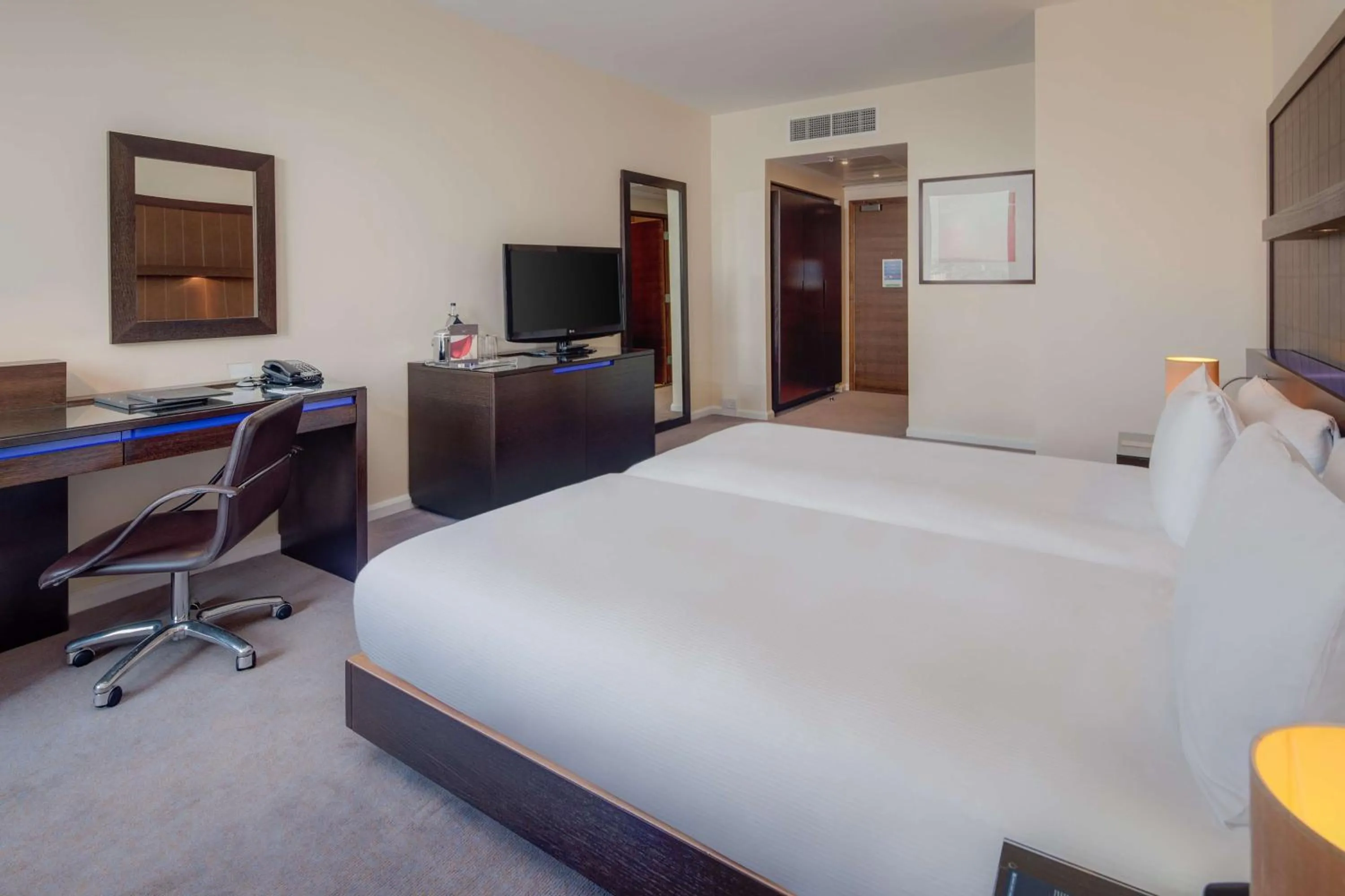 Bedroom, Bed in Hilton London Canary Wharf