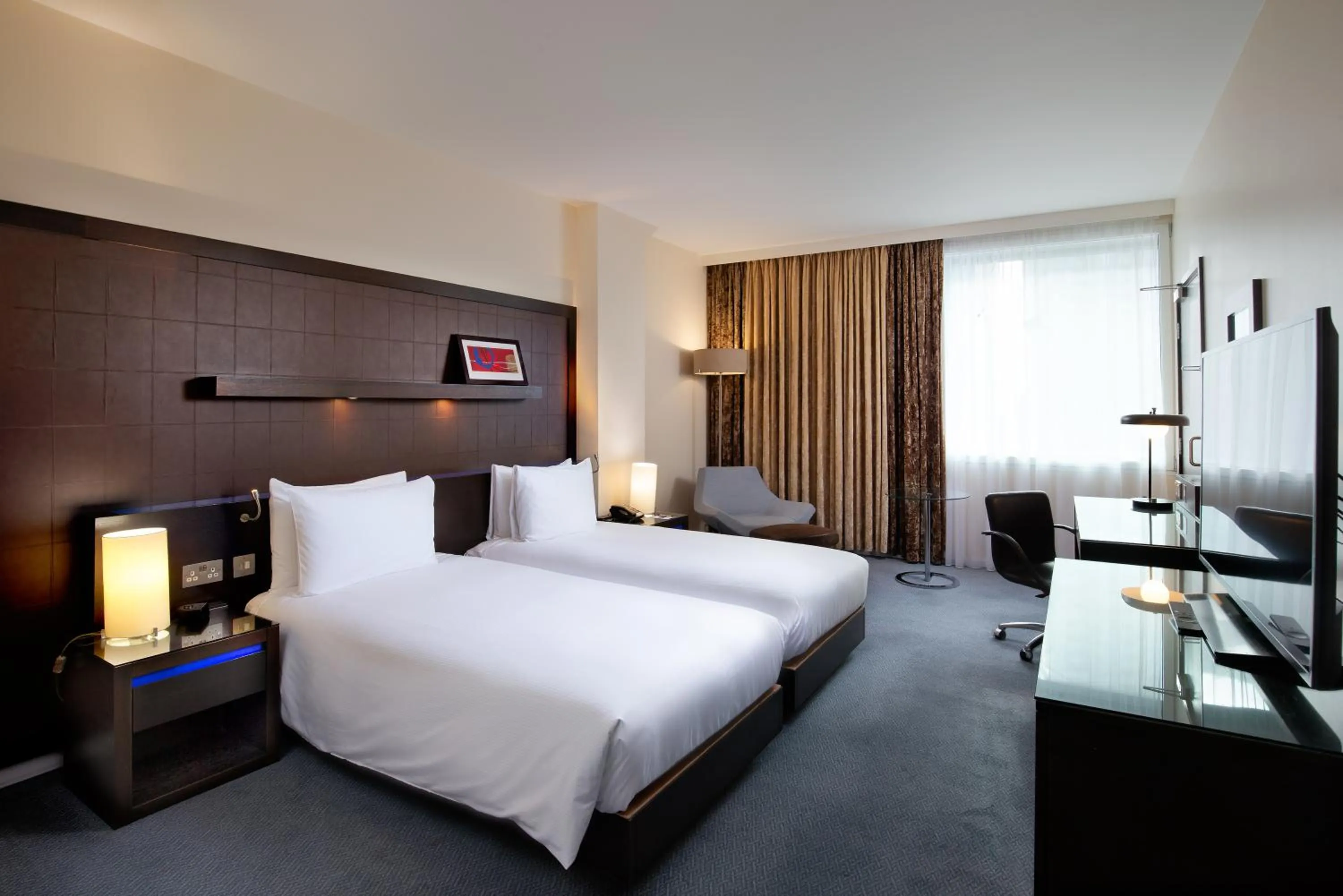 Bedroom, Bed in Hilton London Canary Wharf