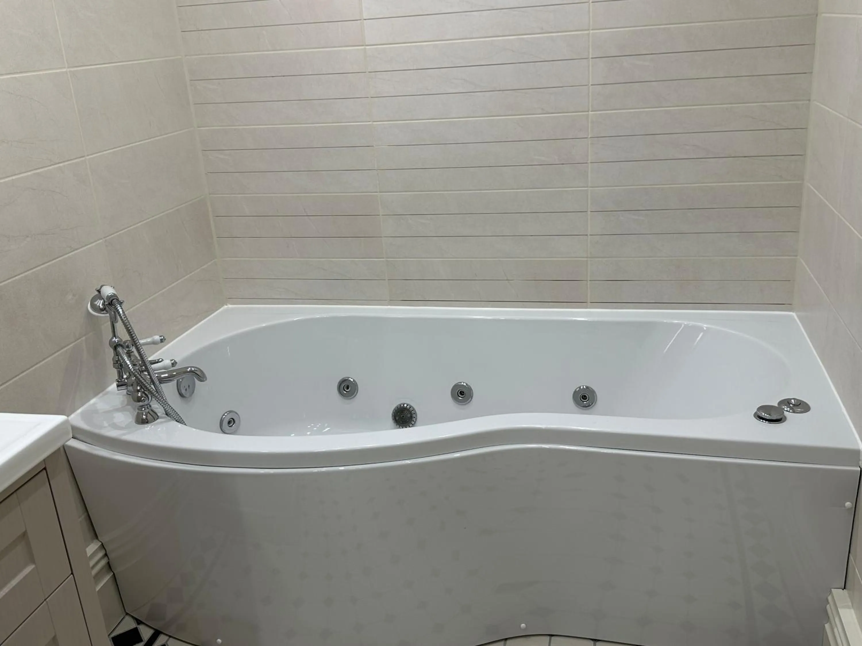 Hot Tub in Chester House Guest House