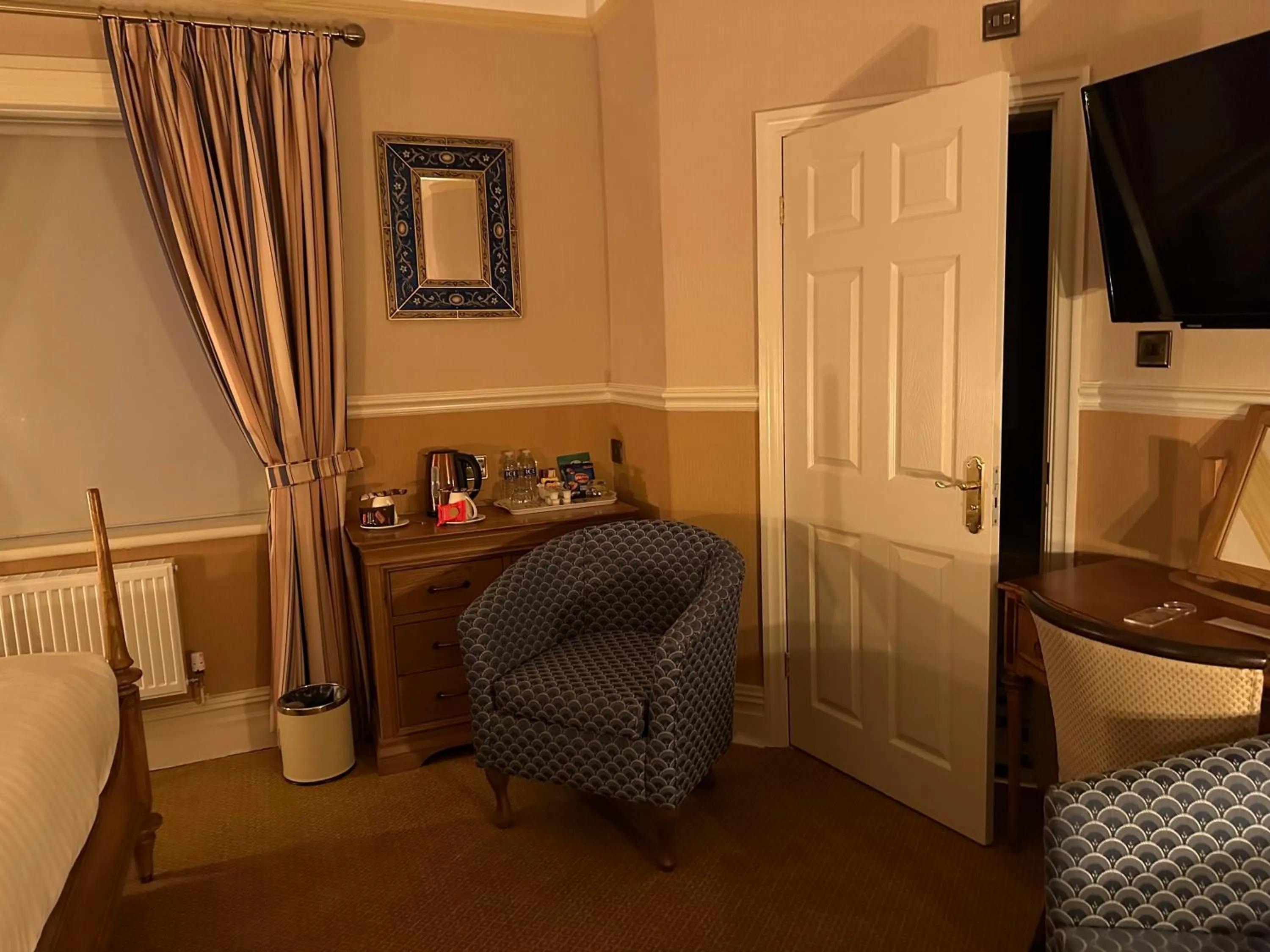 Seating area, Bed in Chester House Guest House