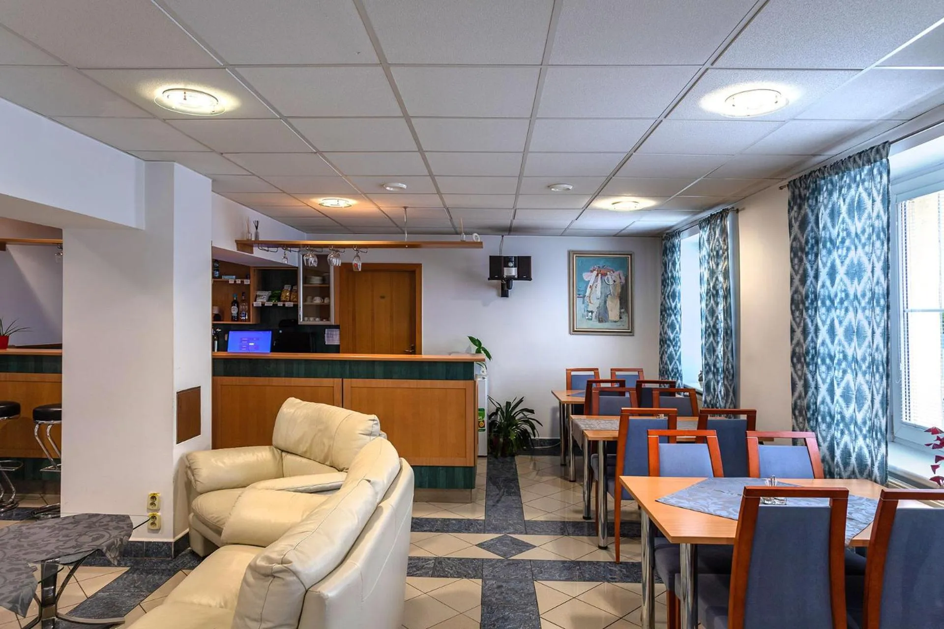 Restaurant/places to eat in Garni G Hotel Žilina