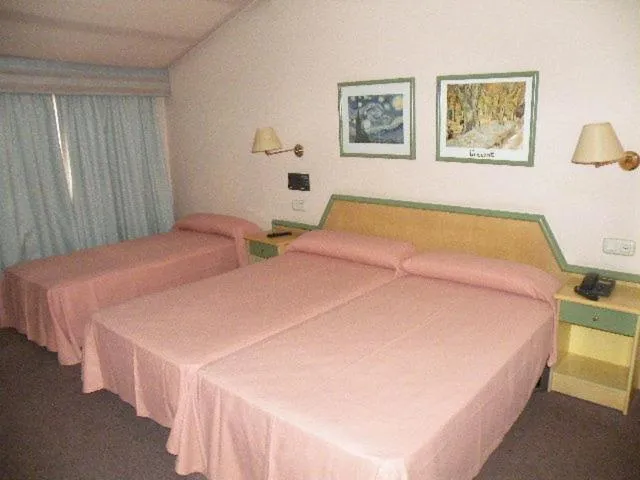 Photo of the whole room, Bed in Puente Romano