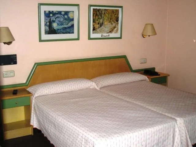 Photo of the whole room, Bed in Puente Romano