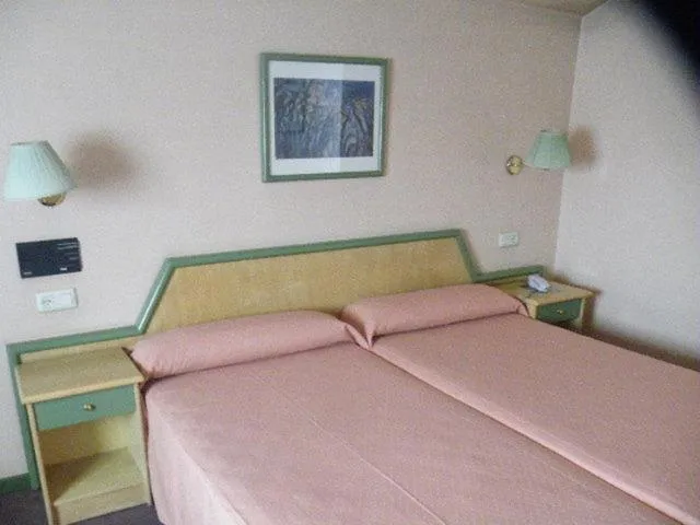 Photo of the whole room, Bed in Puente Romano