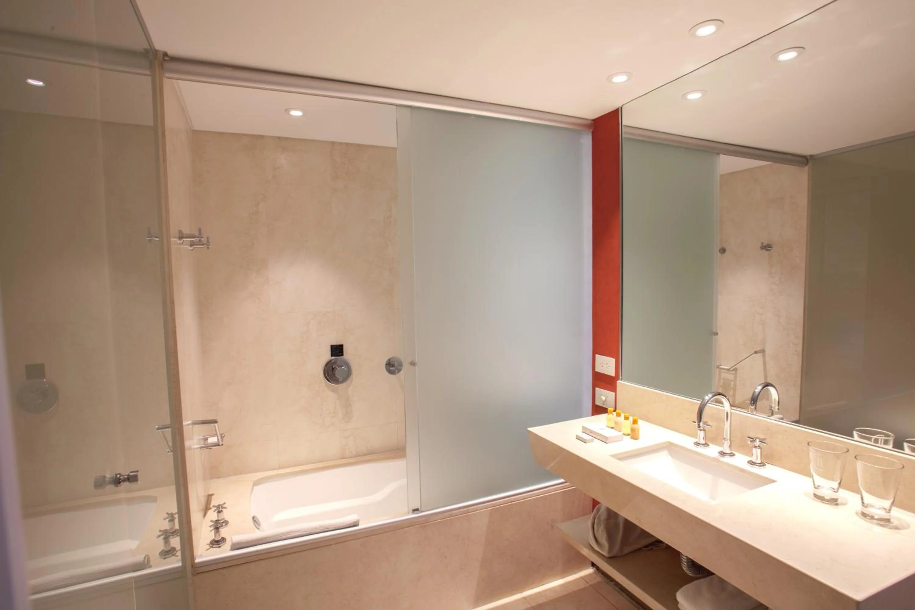 Bathroom in Hotel Pullman City Center Rosario