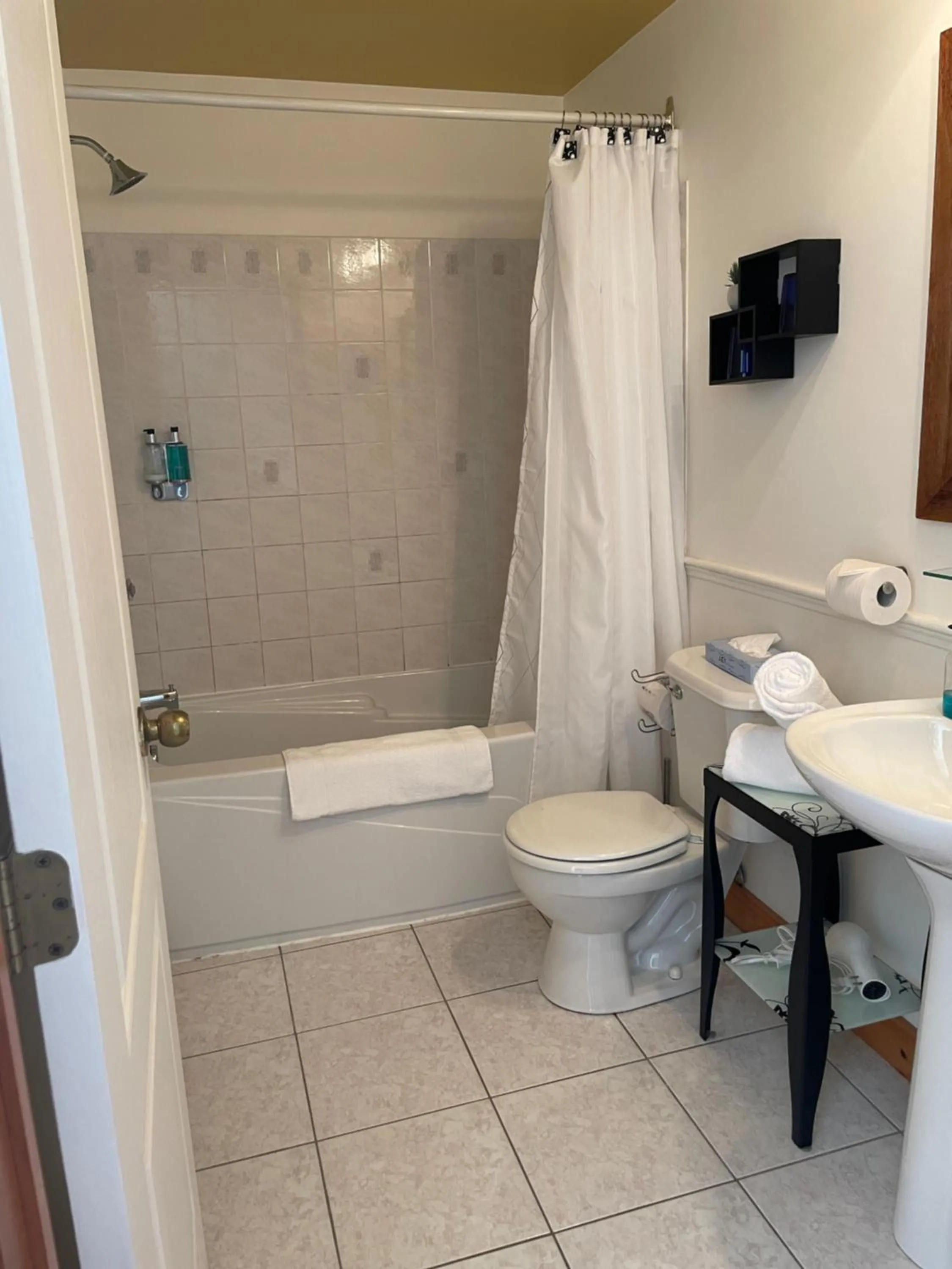 Bathroom in Auberge Cap aux Corbeaux