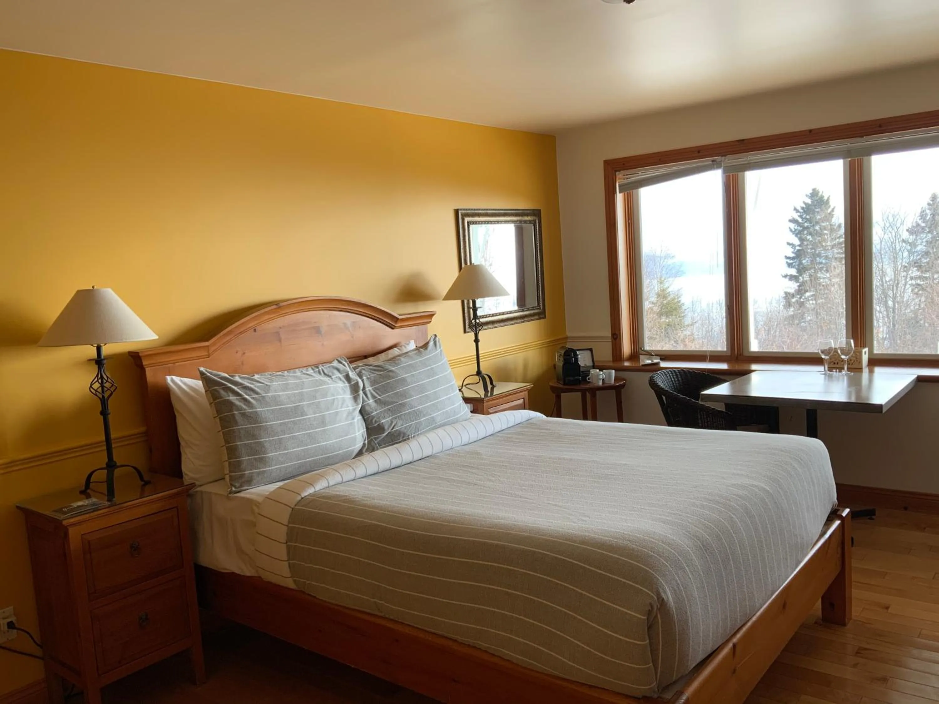 Photo of the whole room, Bed in Auberge Cap aux Corbeaux