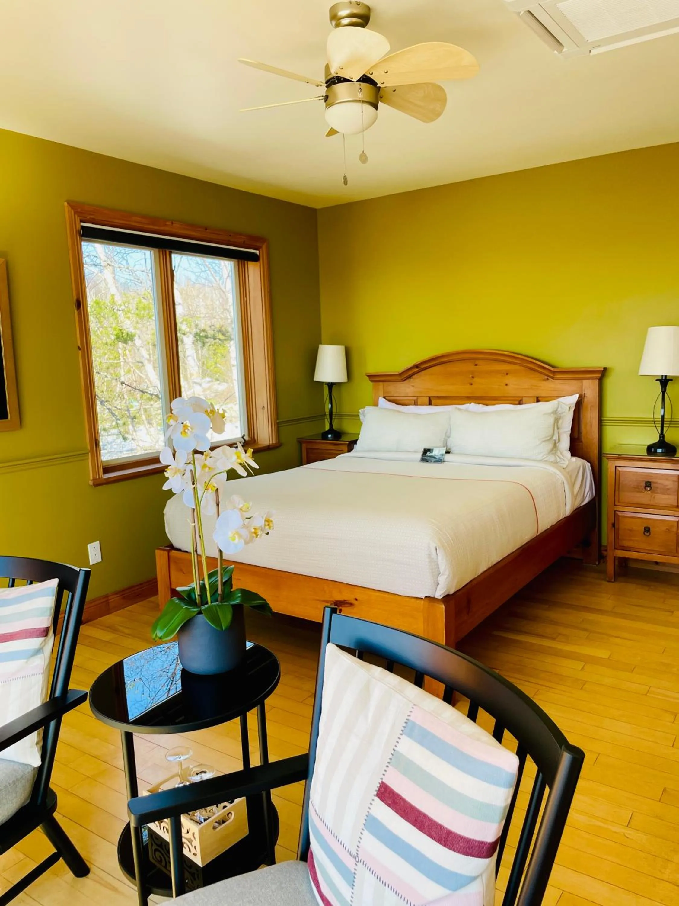 Photo of the whole room, Bed in Auberge Cap aux Corbeaux