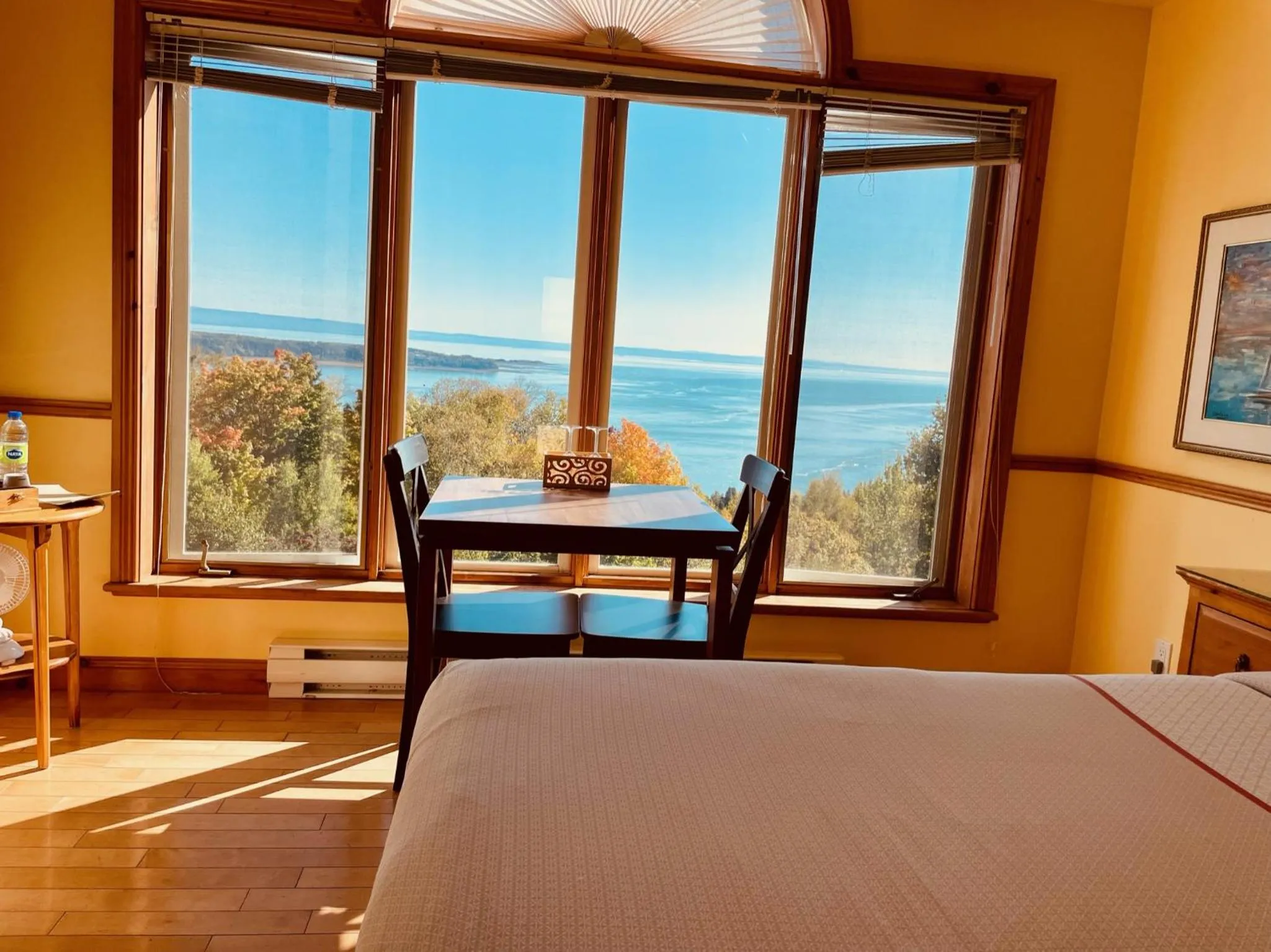 Photo of the whole room, Bed in Auberge Cap aux Corbeaux