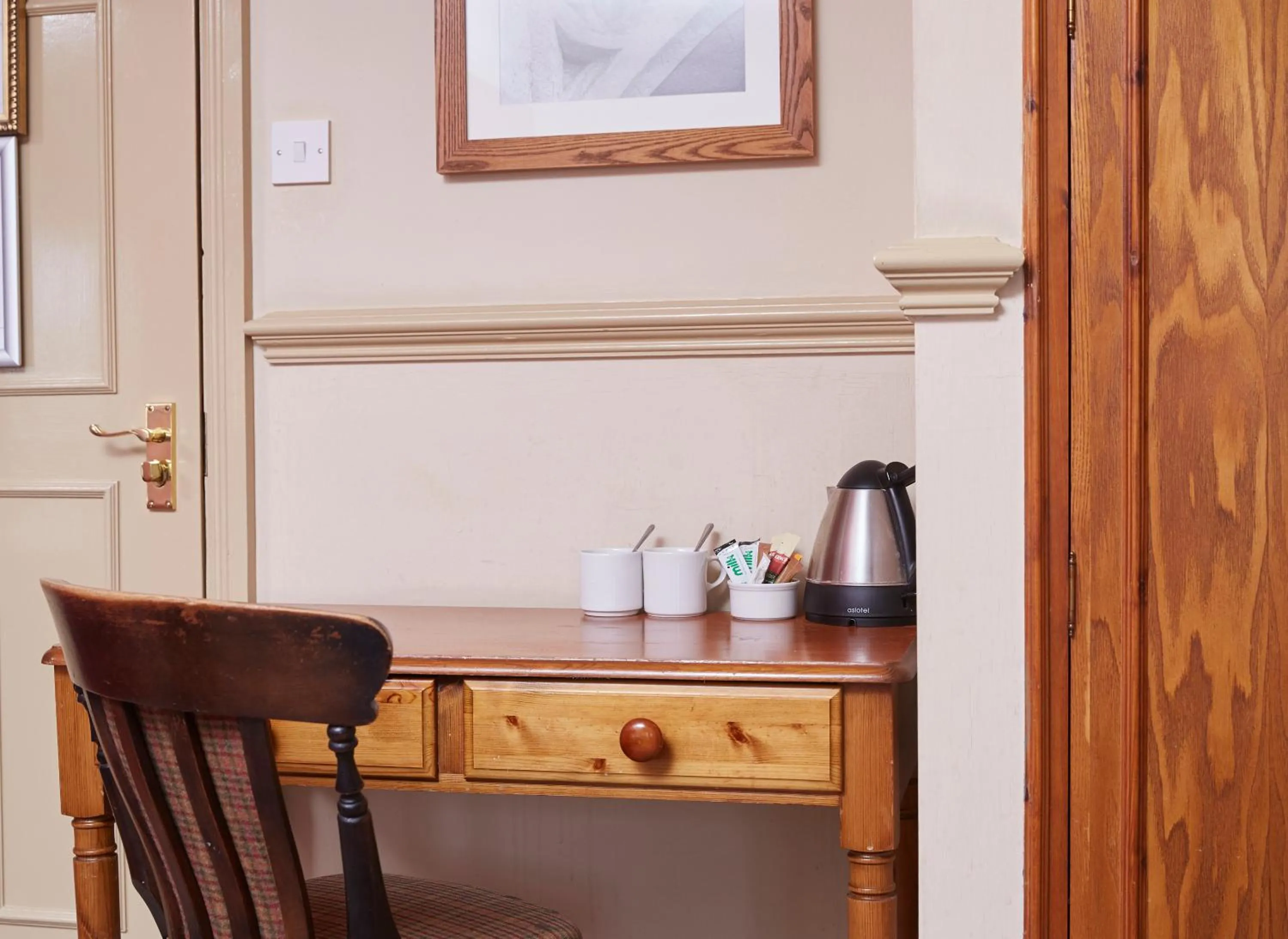 Coffee/tea facilities in Dog House by Chef & Brewer Collection