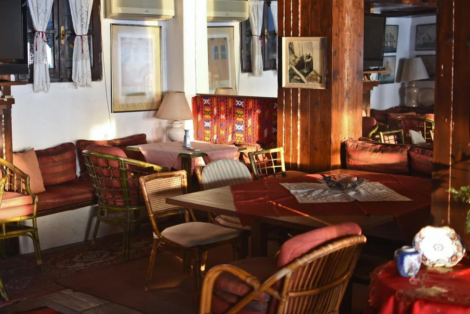 Communal lounge/ TV room in Maistrali Hotel