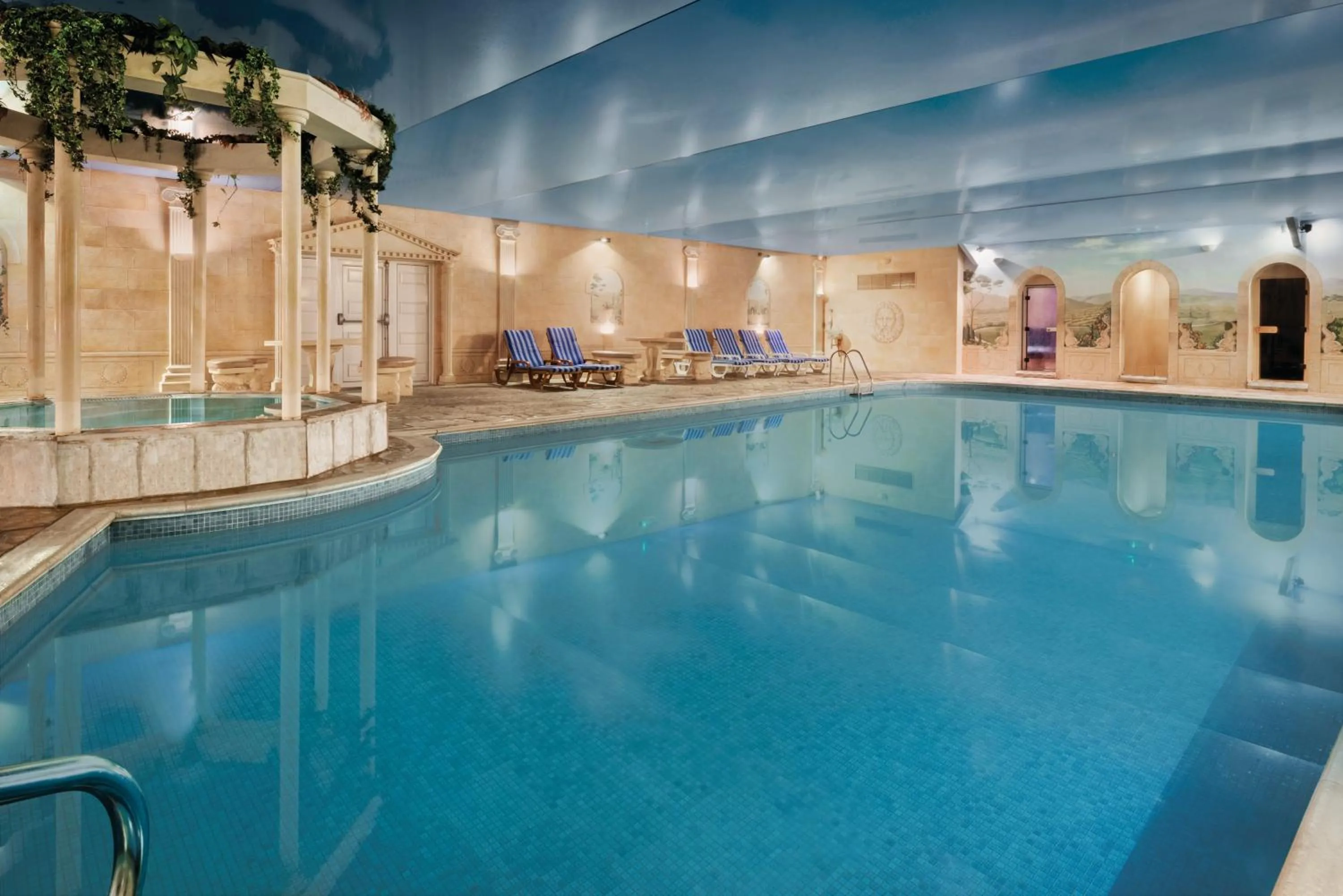 Swimming pool in Cwrt Bleddyn Hotel & Spa